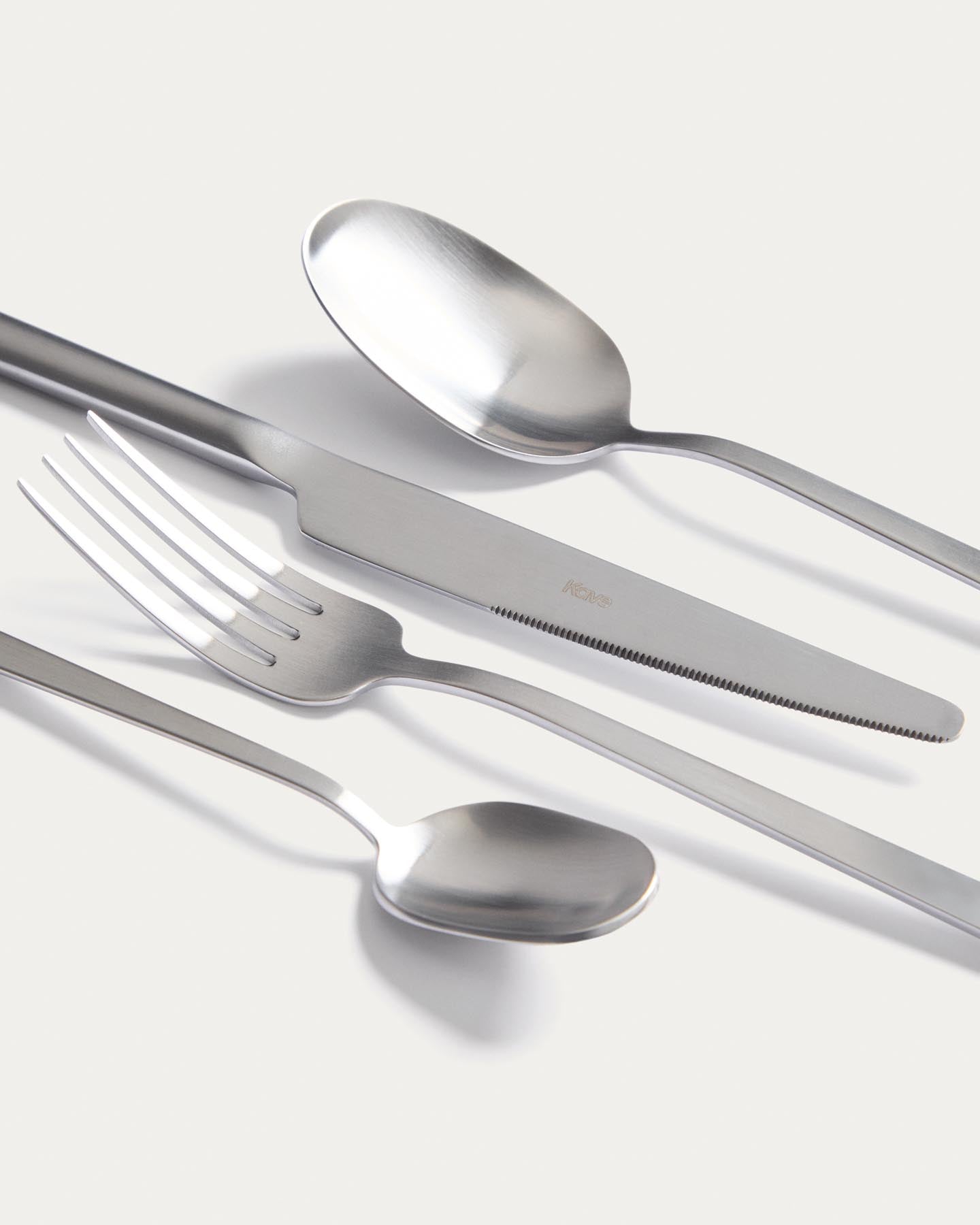 16-teiliges Edelstahl-Besteckset Dilora mit mattem Finish in Silber präsentiert im Onlineshop von KAQTU Design AG. Besteckset ist von Kave Home