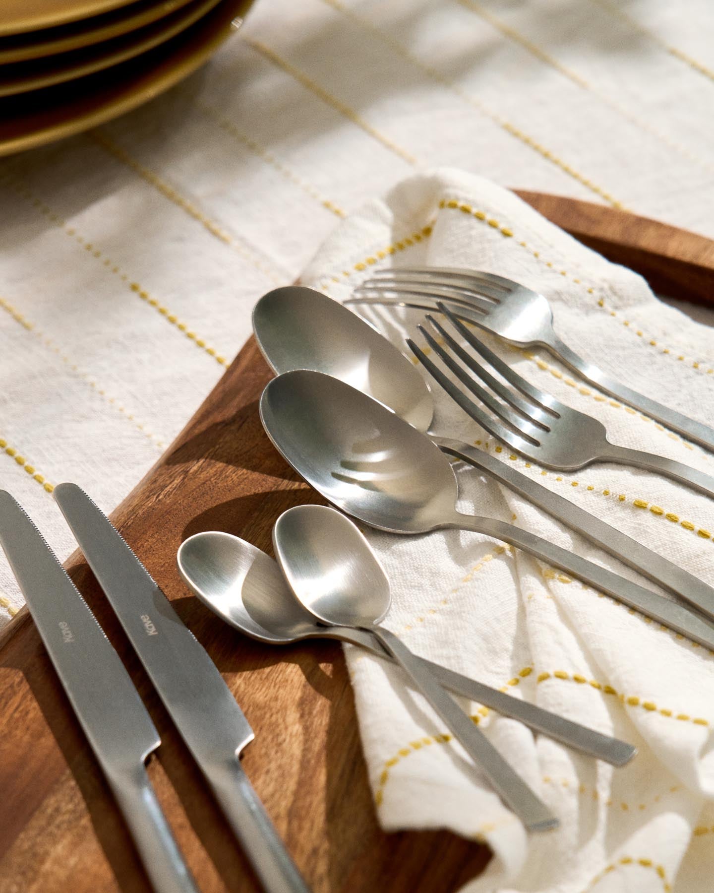 16-teiliges Edelstahl-Besteckset Dilora mit mattem Finish in Silber präsentiert im Onlineshop von KAQTU Design AG. Besteckset ist von Kave Home
