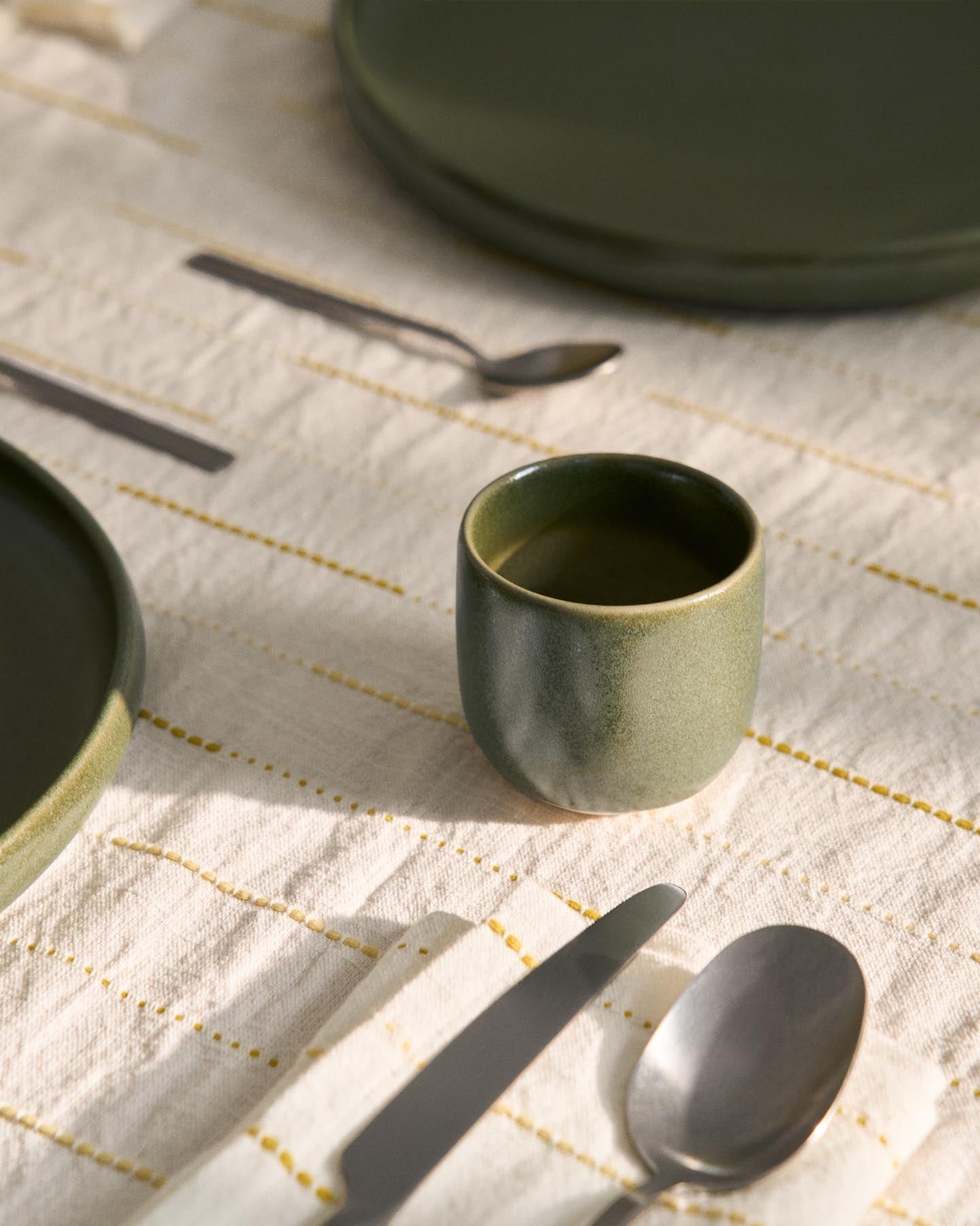 16-teiliges Edelstahl-Besteckset Dilora mit mattem Finish in Silber präsentiert im Onlineshop von KAQTU Design AG. Besteckset ist von Kave Home