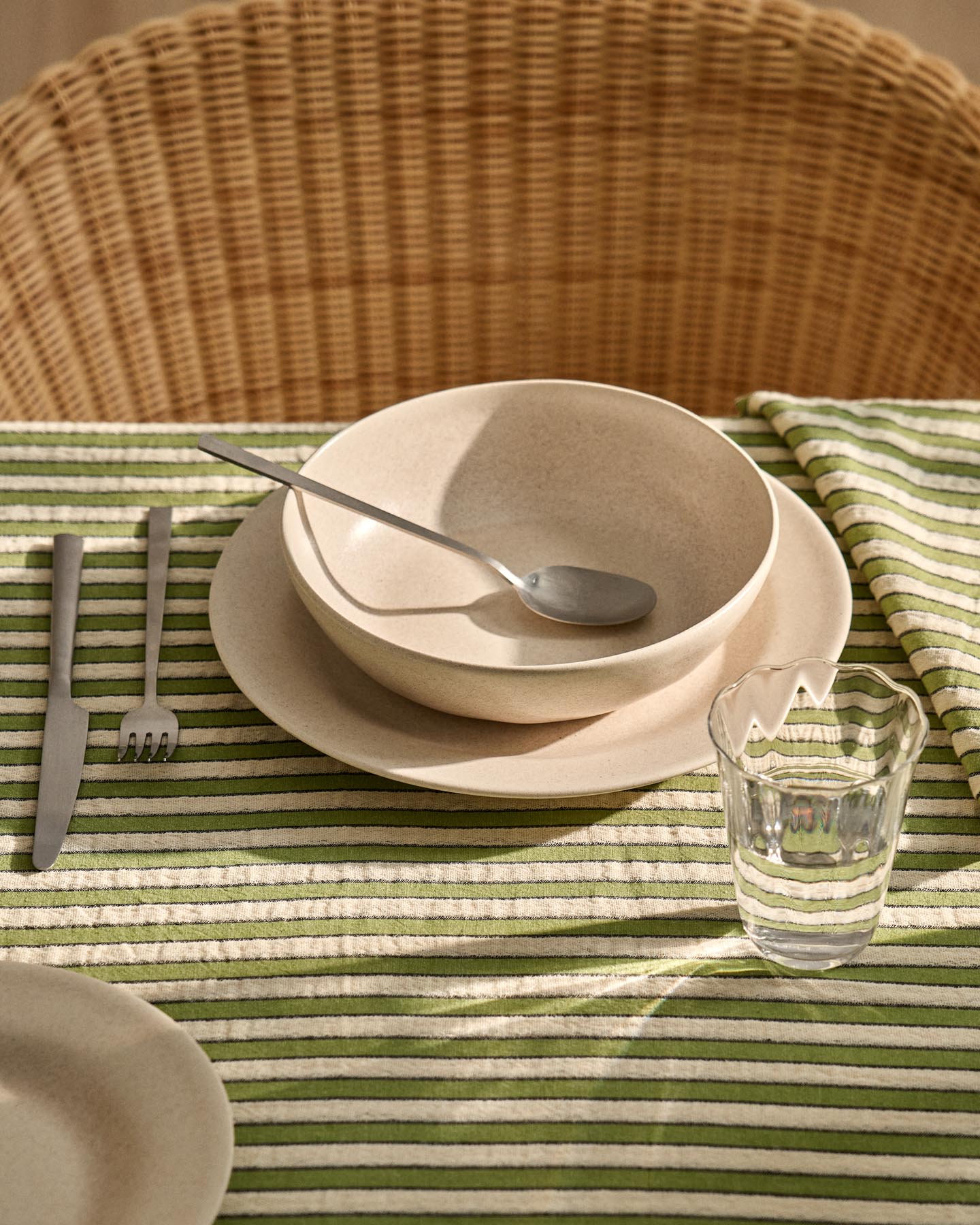 16-teiliges Edelstahl-Besteckset Dilora mit mattem Finish in Silber präsentiert im Onlineshop von KAQTU Design AG. Besteckset ist von Kave Home