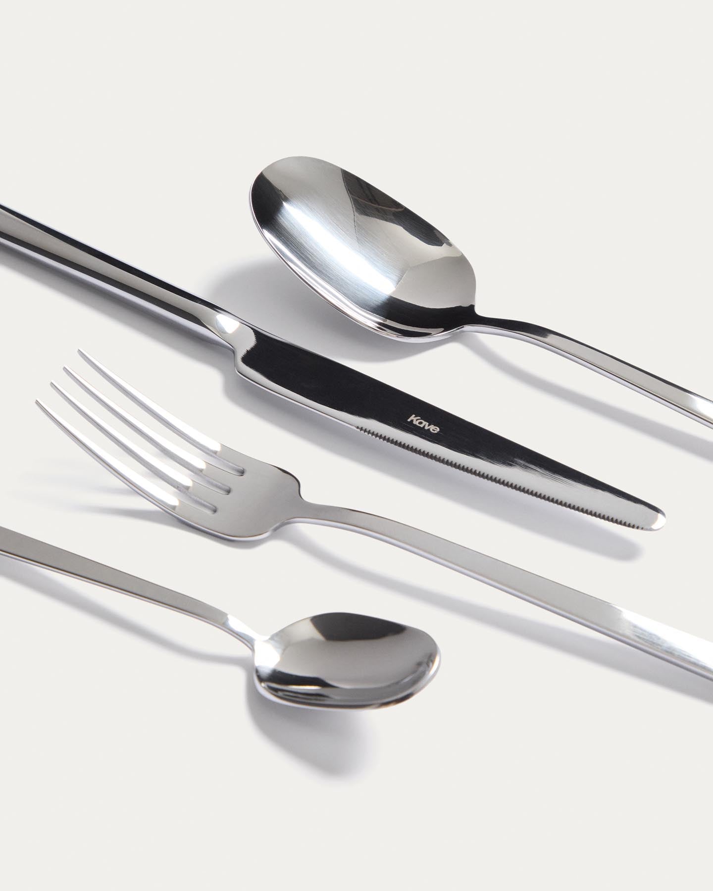 16-teiliges Edelstahl-Besteckset Dilora mit glänzendem Finish in Silber präsentiert im Onlineshop von KAQTU Design AG. Besteckset ist von Kave Home