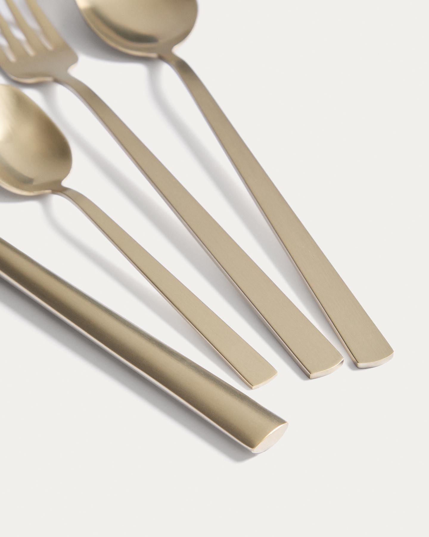 16-teiliges Edelstahl-Besteckset Dilora mit mattgoldenem Finish in Gold präsentiert im Onlineshop von KAQTU Design AG. Besteckset ist von Kave Home
