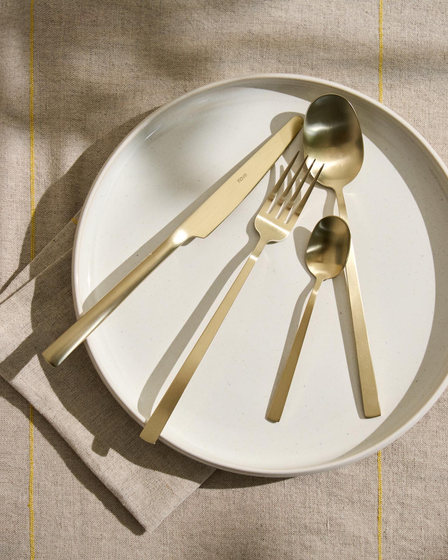 16-teiliges Edelstahl-Besteckset Dilora mit mattgoldenem Finish in Gold präsentiert im Onlineshop von KAQTU Design AG. Besteckset ist von Kave Home