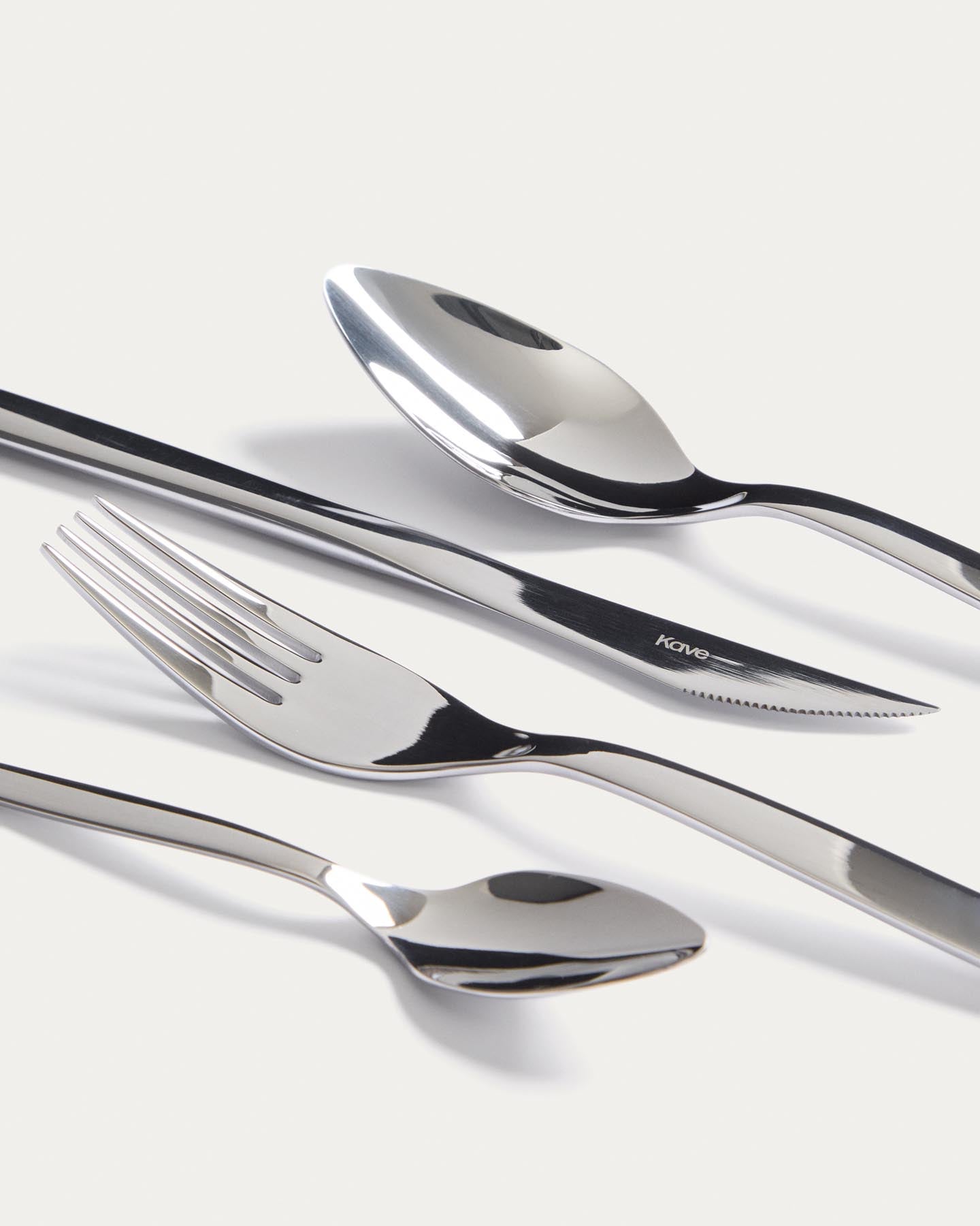 16-teiliges Edelstahl-Besteckset Selua mit glänzendem Finish in Silber präsentiert im Onlineshop von KAQTU Design AG. Besteckset ist von Kave Home
