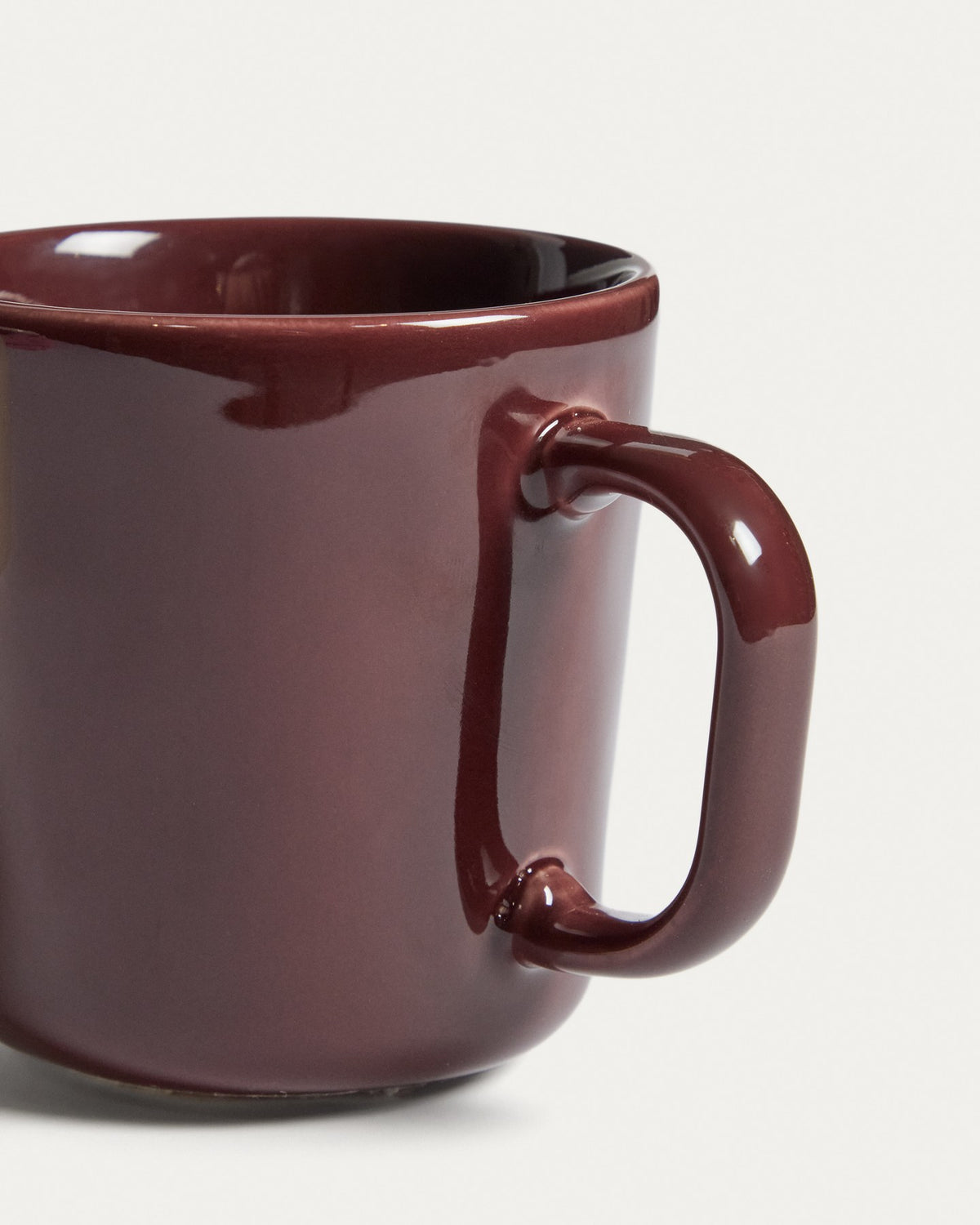 Burgunderrote Tasse aus glänzender Keramik mit schlichter Form, Grösse 24x12x10 cm, hergestellt in Portugal.