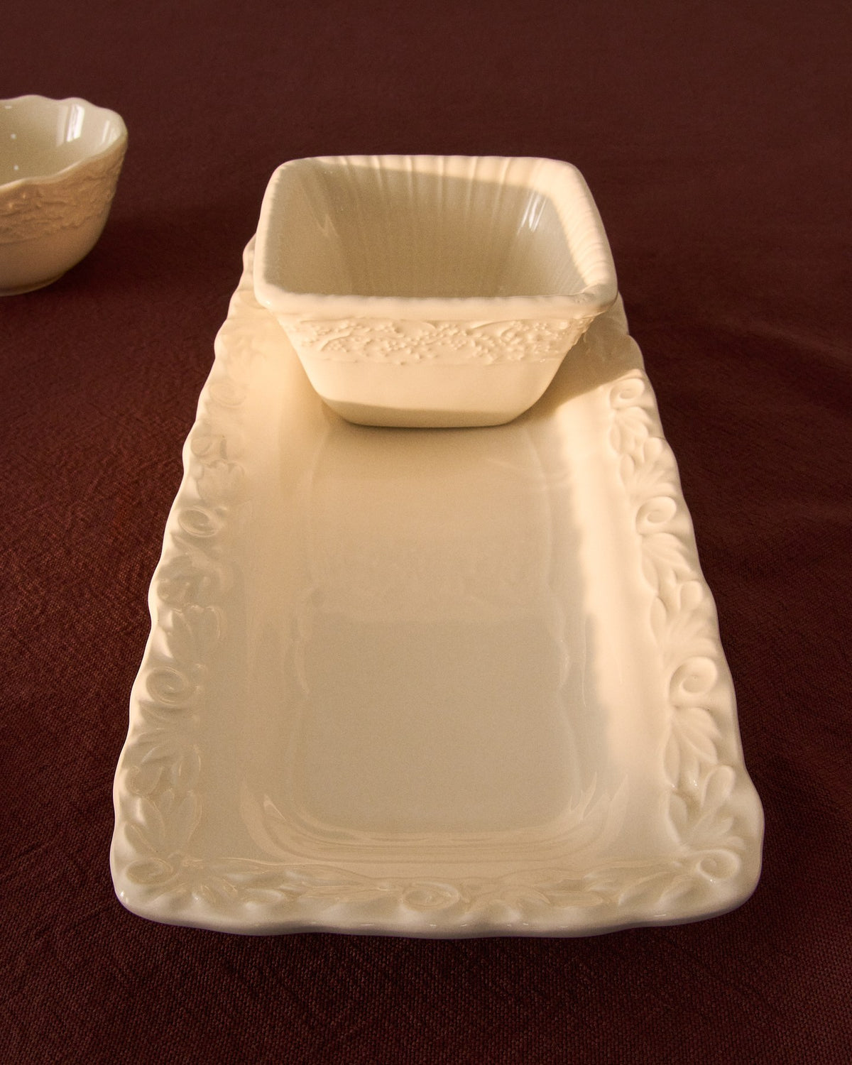 Keramik-Tablett in Beige und Weiss mit dezentem Reliefmuster, glatte Oberfläche, misst 34 x 30 x 10 cm.