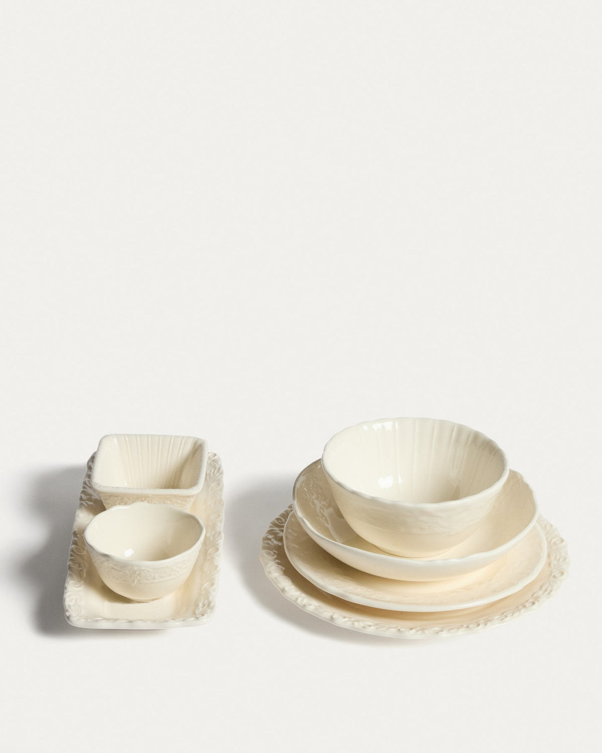 Kleine beige Keramikschale Varla mit dezentem Relief, aus 100% Keramik gefertigt, hergestellt in Portugal.
