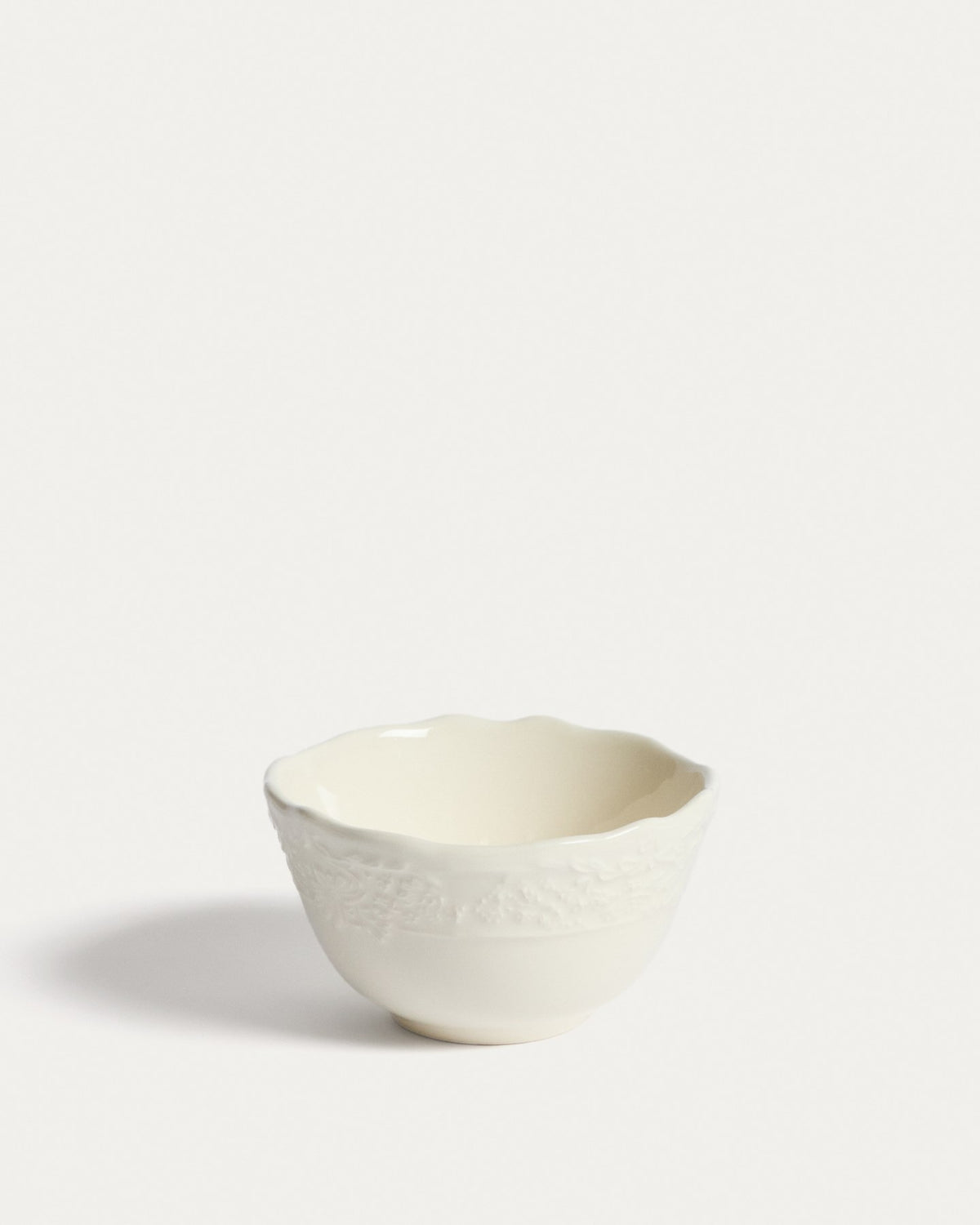 Kleine beige Keramikschale Varla mit dezentem Relief, aus 100% Keramik gefertigt, hergestellt in Portugal.