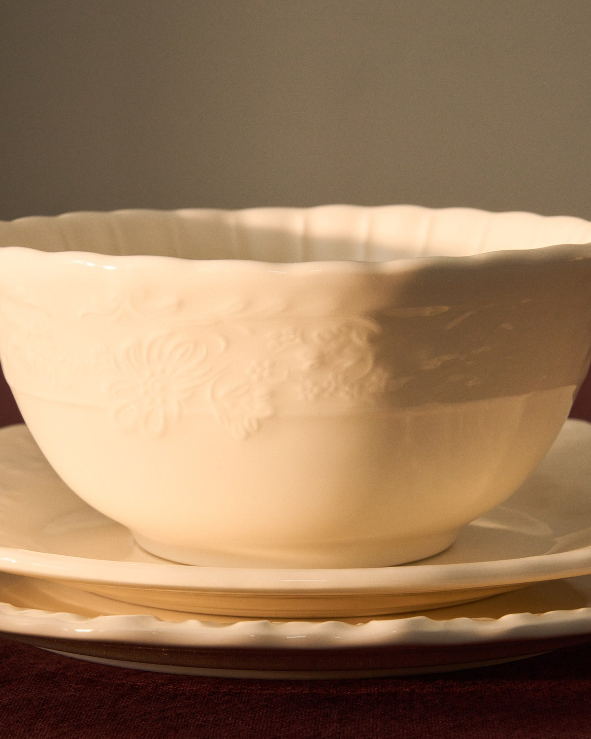 Kleine beige Keramikschale Varla mit dezentem Relief, aus 100% Keramik gefertigt, hergestellt in Portugal.