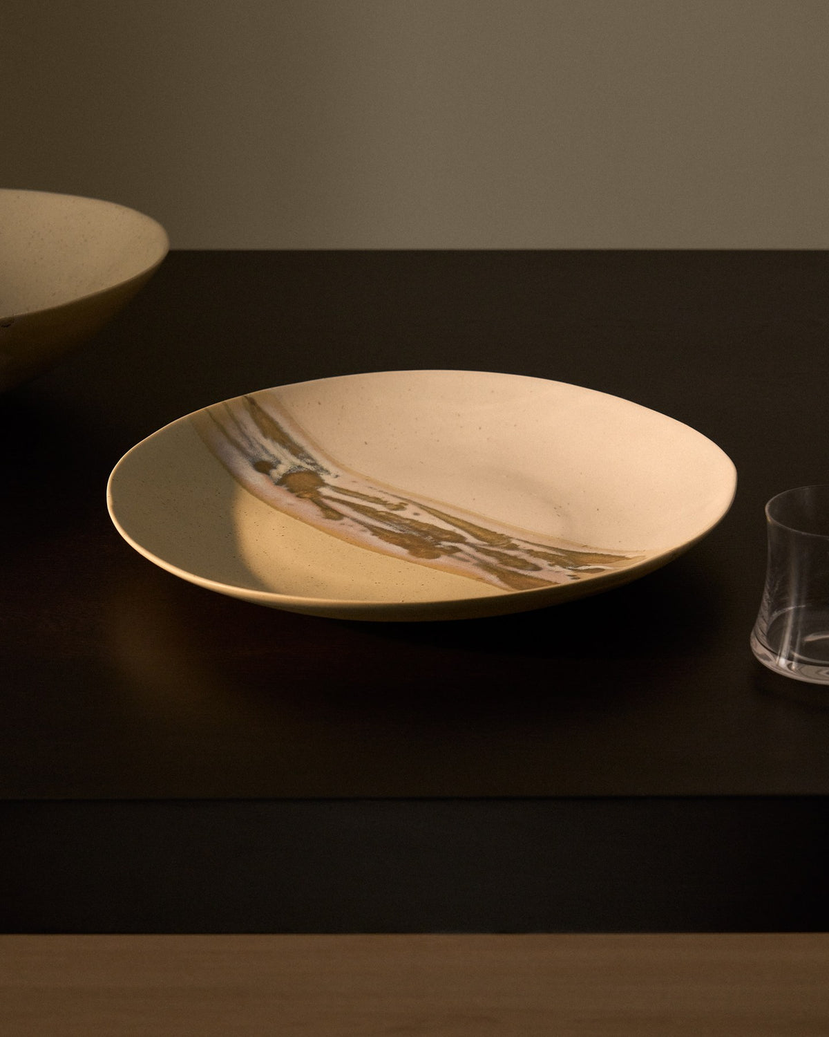 Graue Keramikschale mit reaktivem Glasur-Finish, rundes Design, Tafelaufsatz aus 100% Keramik, hergestellt in Portugal.