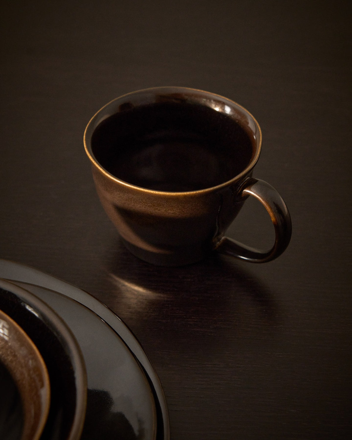 Dunkelbraune Keramiktasse mit glänzender Oberfläche, rundem Korpus, Durchmesser 21 cm und Höhe 16 cm, aus der Kategorie Schale.