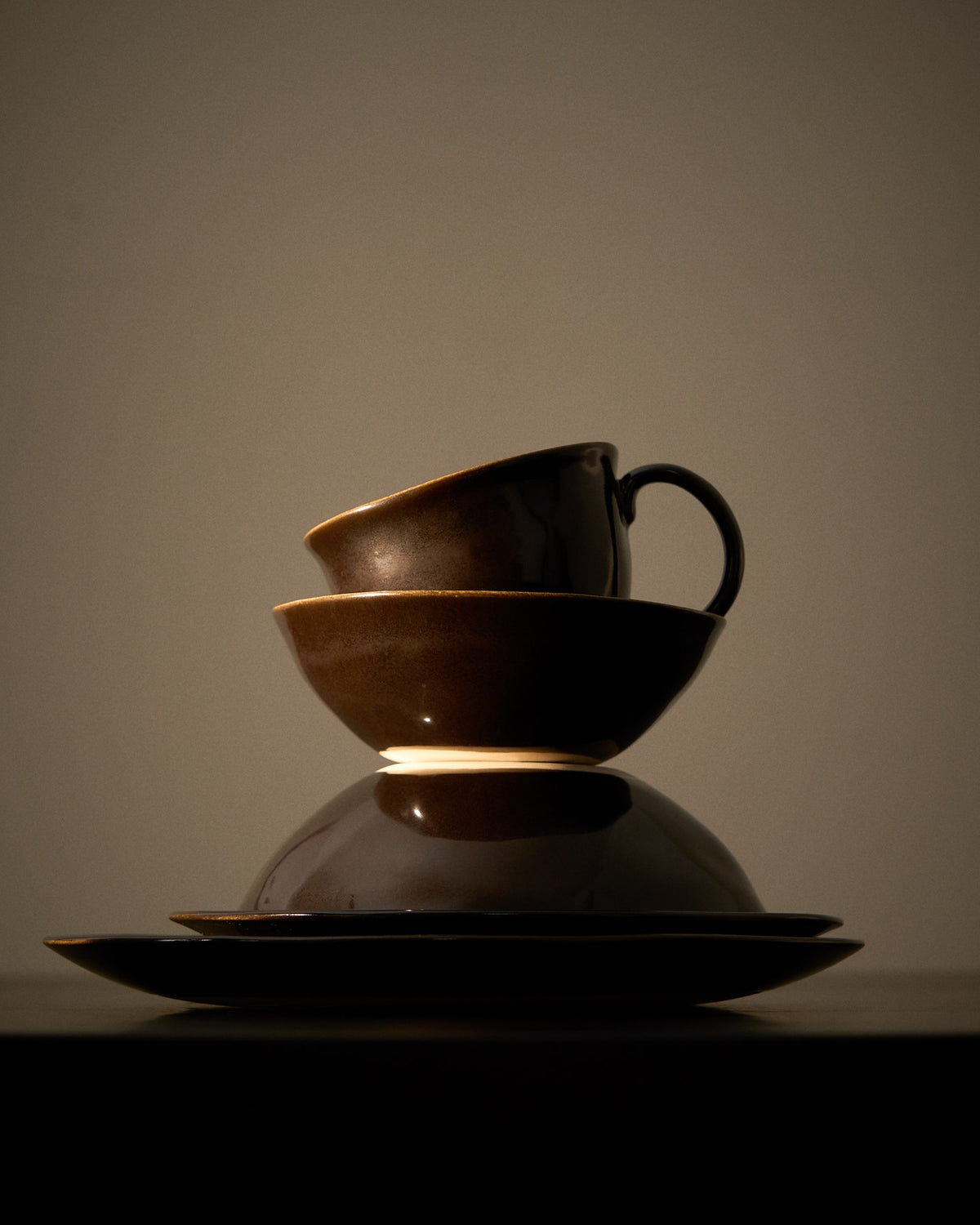 Dunkelbraune Keramiktasse mit glänzender Oberfläche, rundem Korpus, Durchmesser 21 cm und Höhe 16 cm, aus der Kategorie Schale.