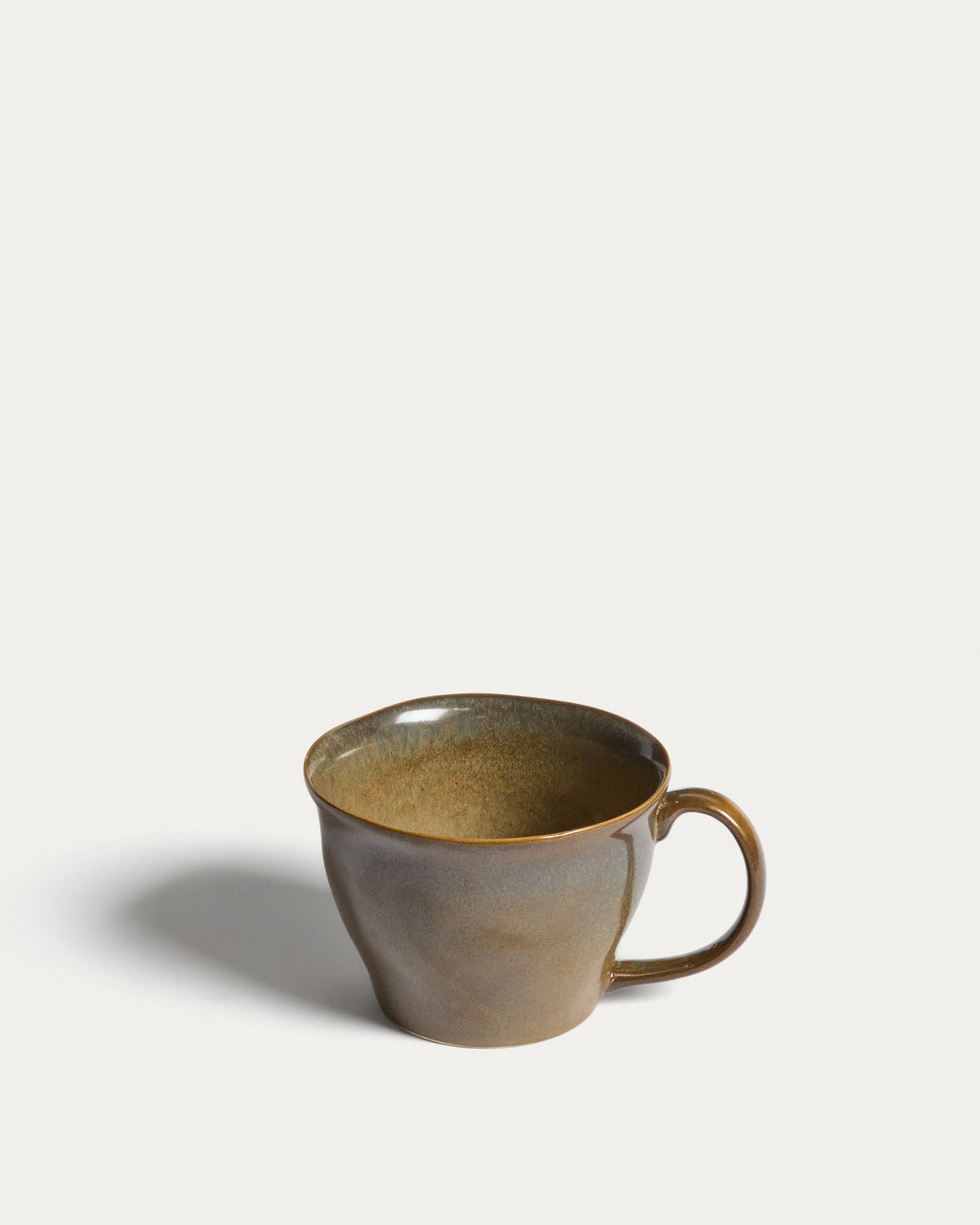 Moosgrüne Keramik-Tasse Aderno von Kave Home, glänzende Oberfläche, Masse 29x18x14 cm, Gewicht 0.28 kg.