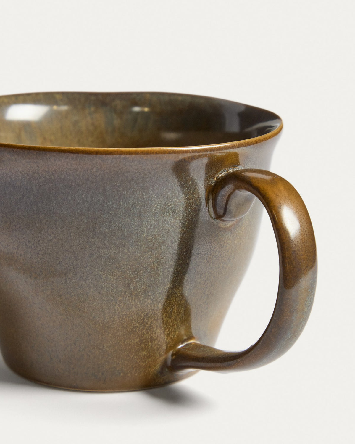 Moosgrüne Keramik-Tasse Aderno von Kave Home, glänzende Oberfläche, Masse 29x18x14 cm, Gewicht 0.28 kg.