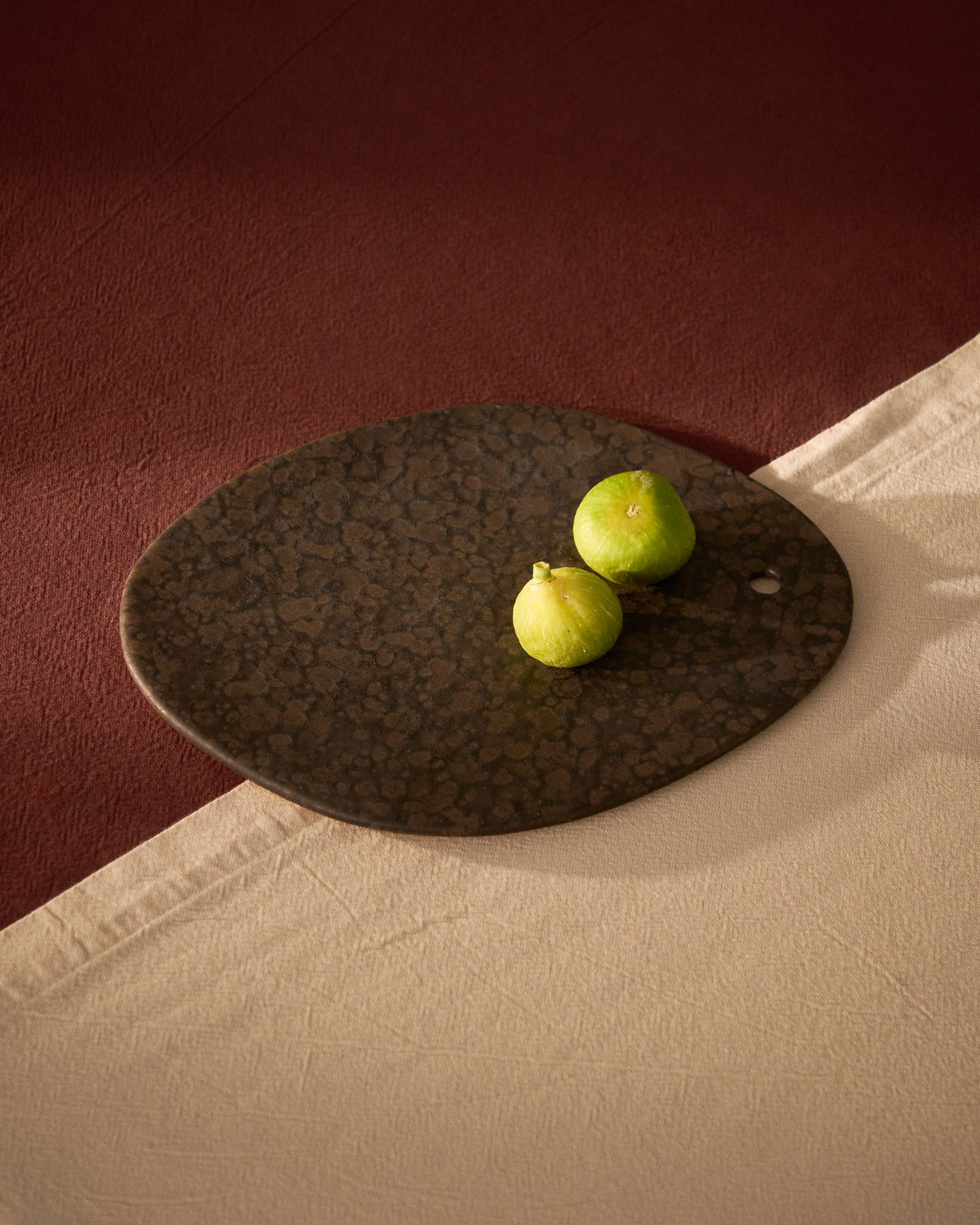 Braunes Servierbrett aus Keramik mit gesprenkeltem Finish, rechteckige Form, Masse 26 x 36,5 cm, hergestellt in Portugal.