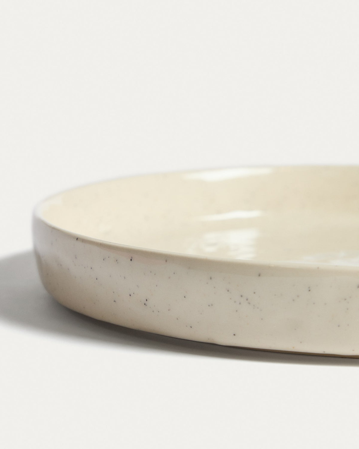 Runder Dessertteller aus Keramik in Écru, weiss-beige, mit schlichter Form und leichten Farbvariationen durch reaktive Glasur.