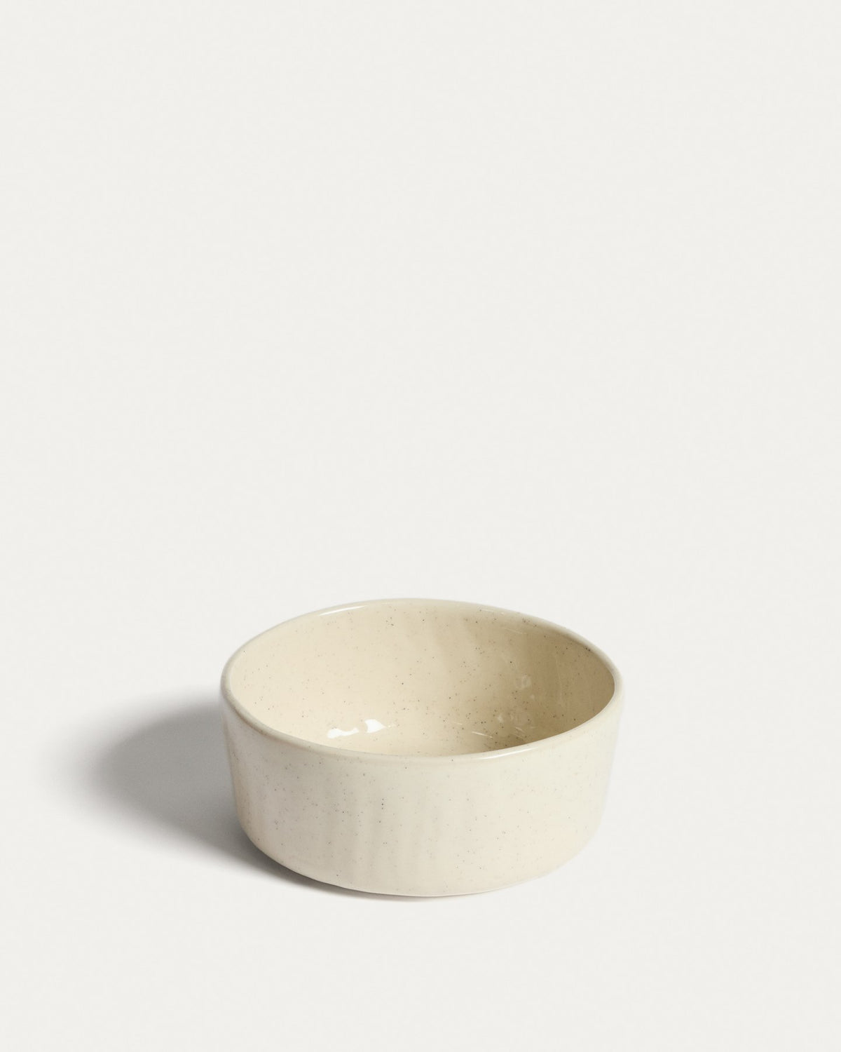 Runde Keramikschale der Serie Daner in écru mit glänzender Oberfläche, Durchmesser 15 cm, Höhe 6.5 cm, Weiss-Beige-Farbverlauf durch reaktive Glasur.