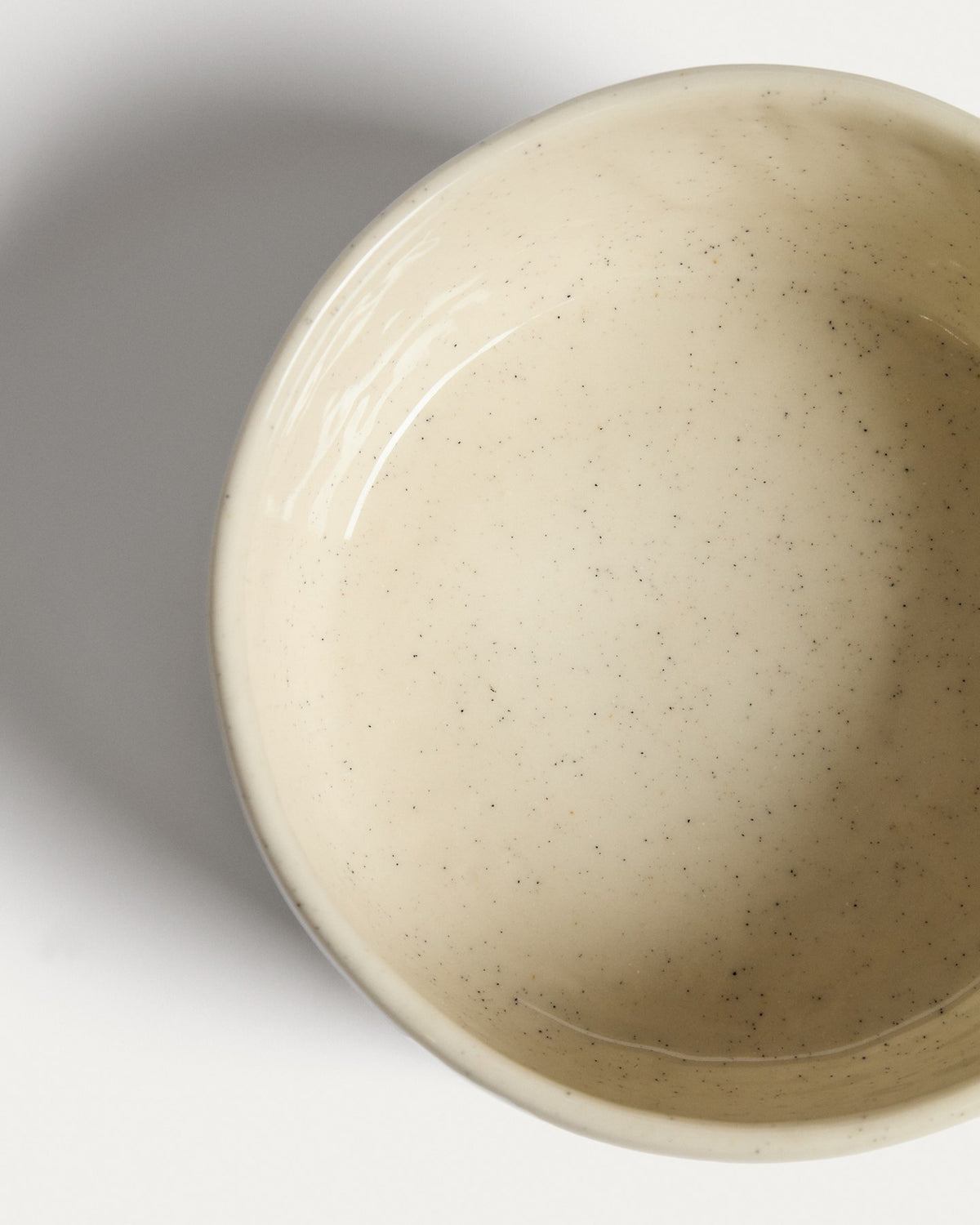 Runde Keramikschale der Serie Daner in écru mit glänzender Oberfläche, Durchmesser 15 cm, Höhe 6.5 cm, Weiss-Beige-Farbverlauf durch reaktive Glasur.