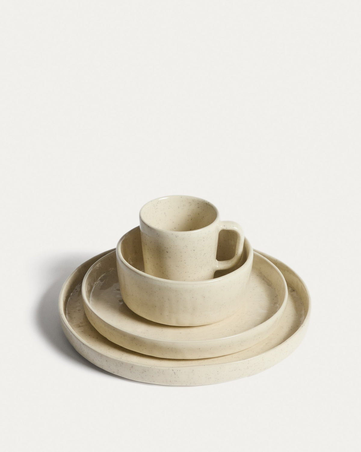 Weisse Tasse Daner aus glänzender Keramik mit schlichter, runder Form und leicht beiger Färbung, fotografiert vor neutralem Hintergrund.