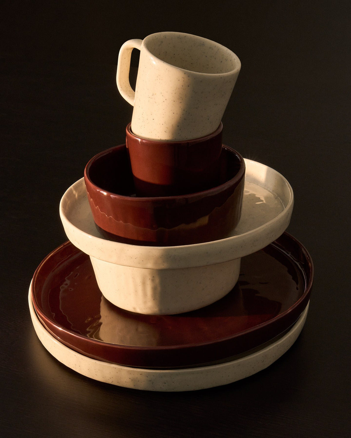 Weisse Tasse Daner aus glänzender Keramik mit schlichter, runder Form und leicht beiger Färbung, fotografiert vor neutralem Hintergrund.