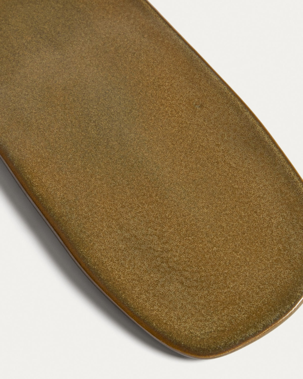 Moosgrünes Servierbrett aus glänzender Keramik, rechteckige Form, 29 x 11,5 cm, von Kave Home, hergestellt in Portugal.