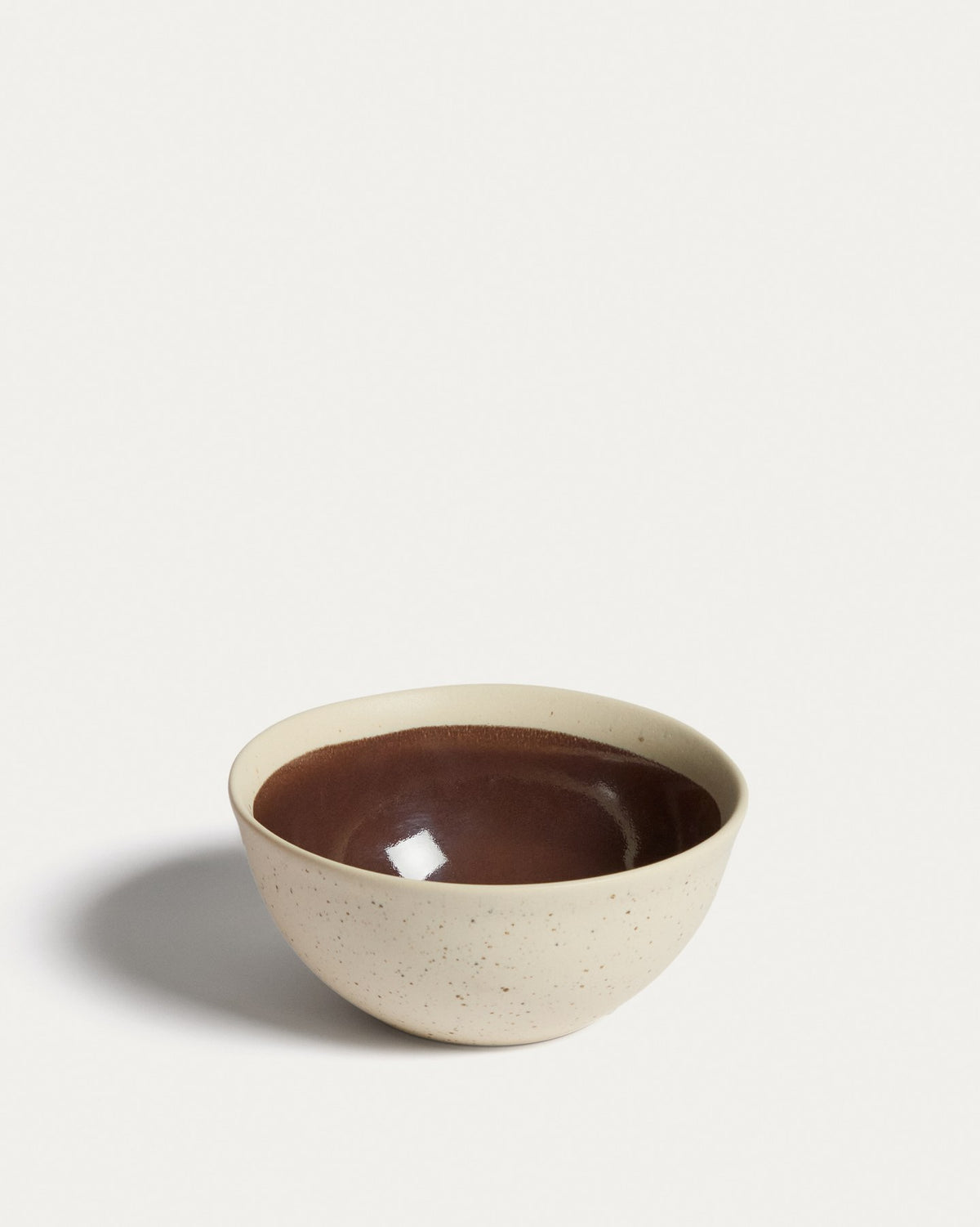 Keramikschale der Serie Nale von Kave Home, beige mit braunem Boden, glänzende Oberfläche, Durchmesser 17 cm, Höhe 7.5 cm.