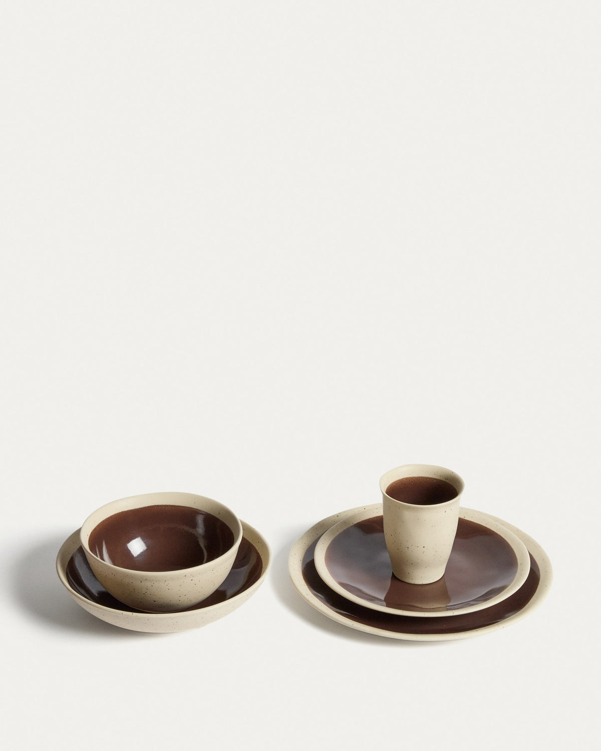 Tiefer Teller Nale aus Keramik in Beige mit braunem Boden, glänzende Oberfläche, runde Form, Hersteller Kave Home.