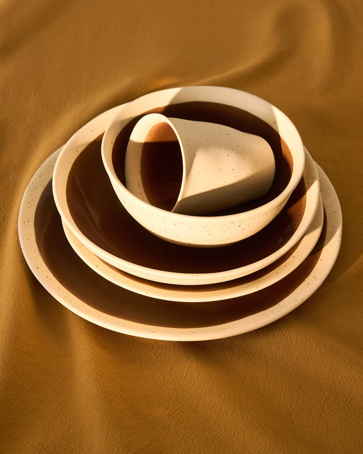 Runder Dessertteller aus Keramik in Beige mit braunem Boden, glänzende Oberfläche, Durchmesser 23 cm, Höhe 3 cm, von Kave Home.