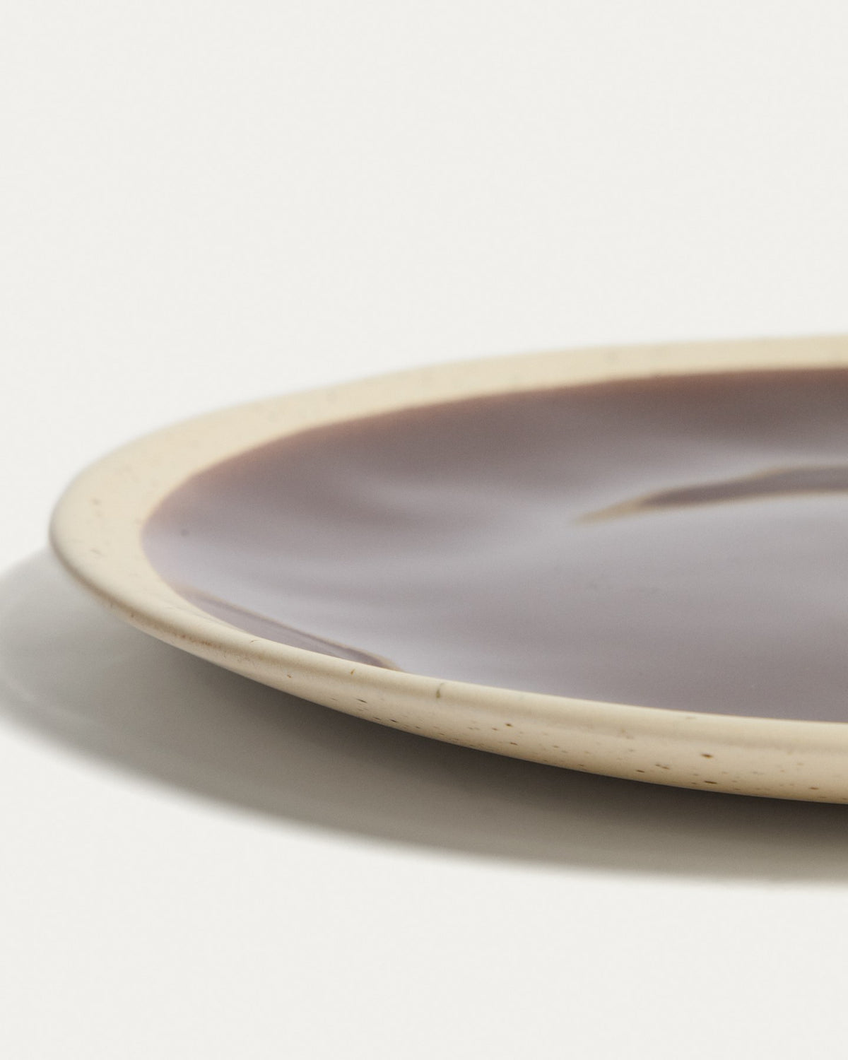 Flacher Teller aus Keramik in Beige mit braunem Boden, glänzende Oberfläche, runde Form, Durchmesser 27.5 cm, Höhe 3 cm.