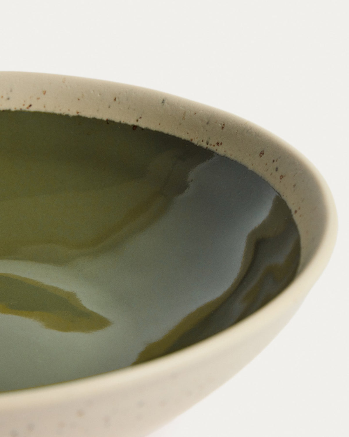 Tiefer Teller aus Keramik in Beige mit grünem Boden, glänzende Oberfläche, runde Form, Kollektion Nale von Kave Home.