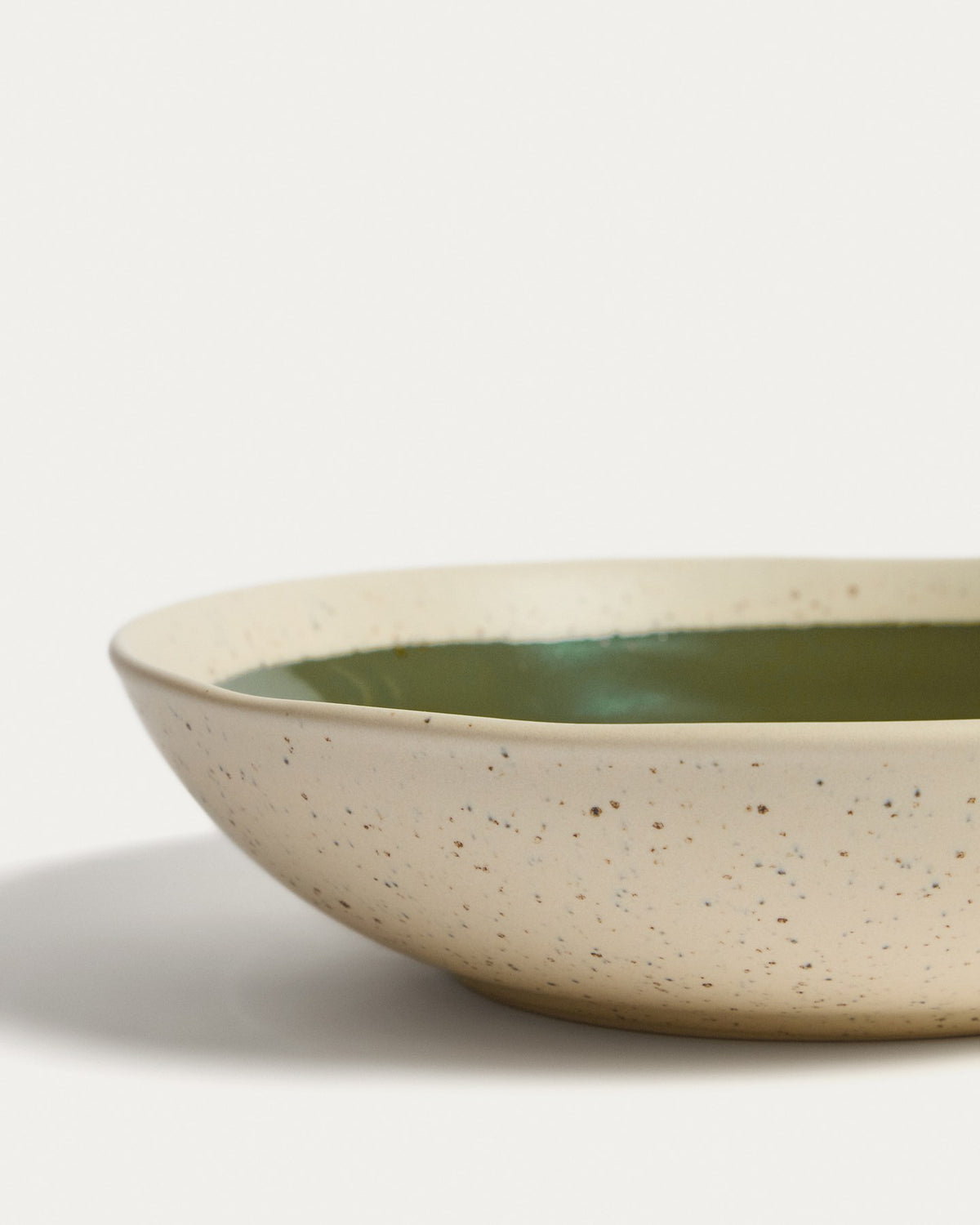 Tiefer Teller aus Keramik in Beige mit grünem Boden, glänzende Oberfläche, runde Form, Kollektion Nale von Kave Home.