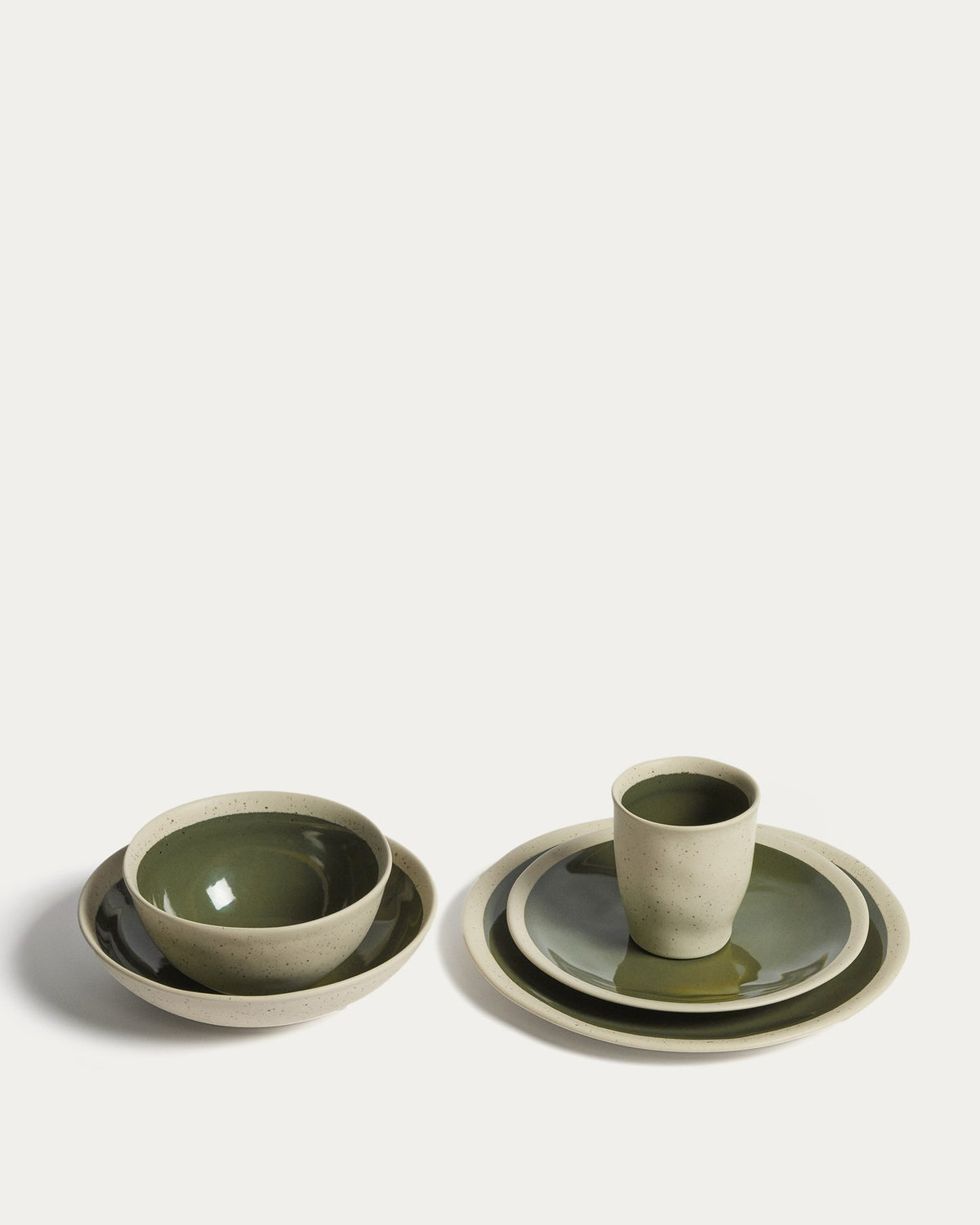 Flacher Keramikteller Nale von Kave Home in Beige mit grünem Boden, glänzende Oberfläche, runde Form, Durchmesser 23 cm.