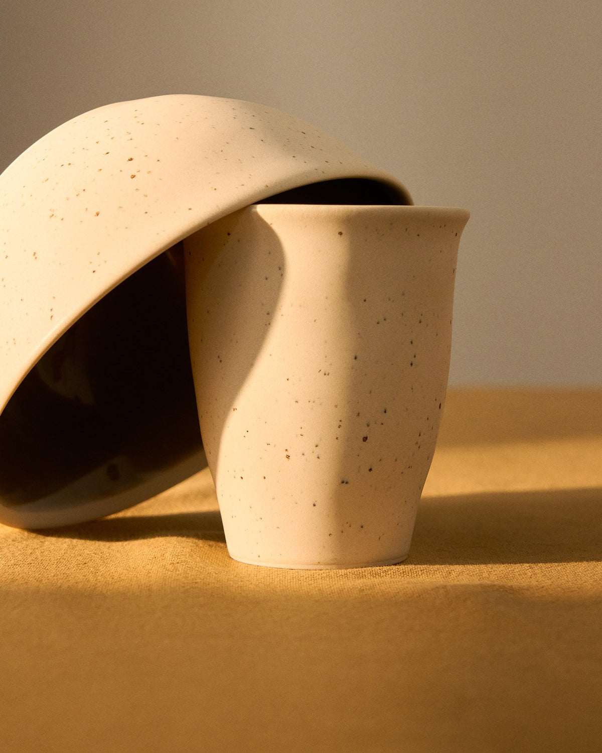 Keramiktasse Nale von Kave Home in Beige mit glänzendem grünem Boden, schlichte Form, Durchmesser 9 cm, Höhe 11 cm.