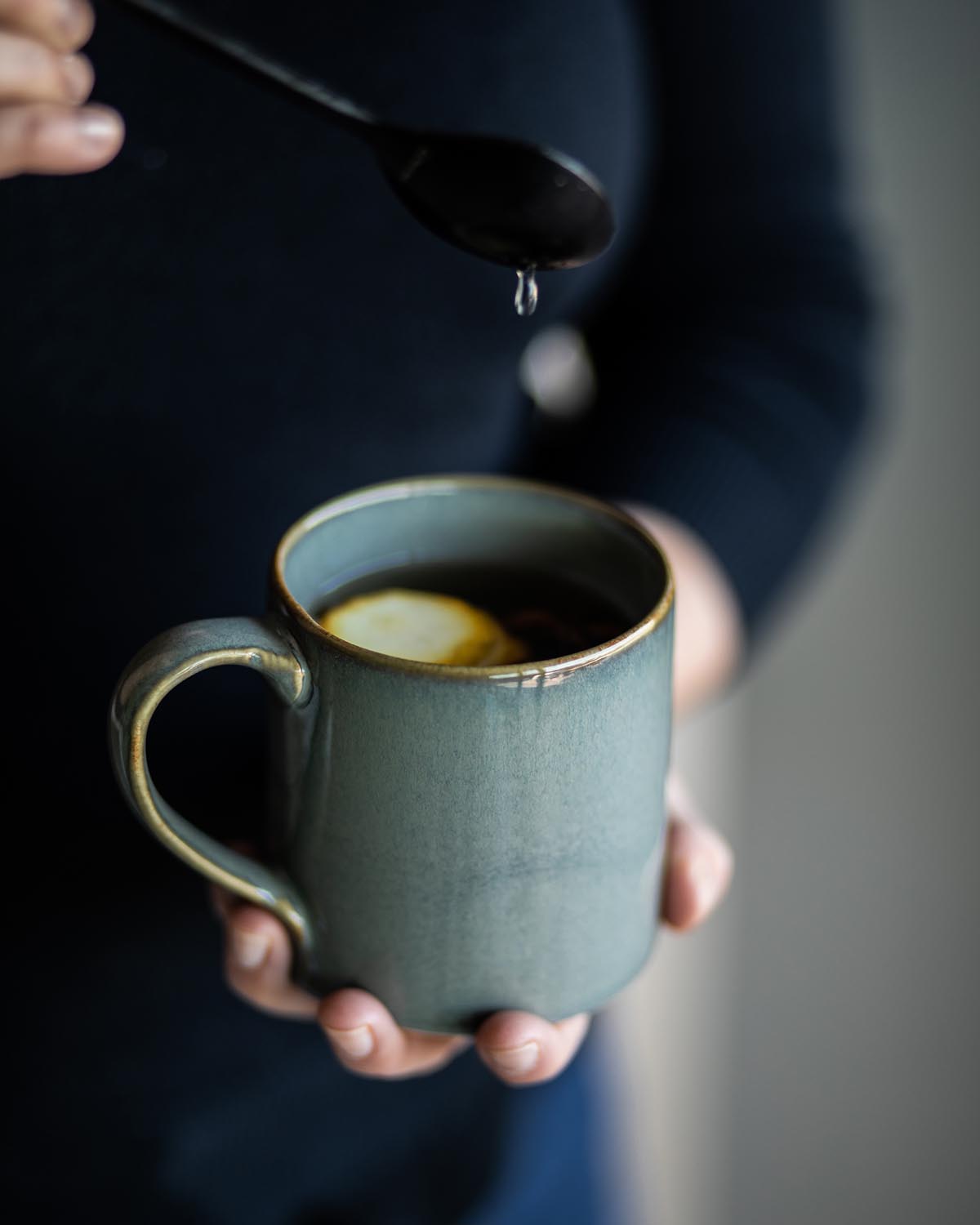 Lescala Tasse aus Keramik in Blau in Blau präsentiert im Onlineshop von KAQTU Design AG. Tasse ist von Kave Home