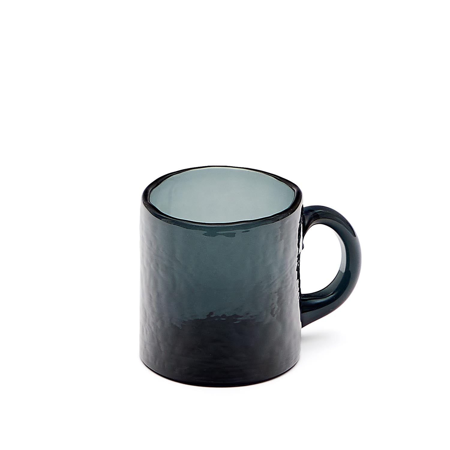 Sunera Tasse groß aus grauem Recyclingglas in Grün präsentiert im Onlineshop von KAQTU Design AG. Tasse ist von Kave Home