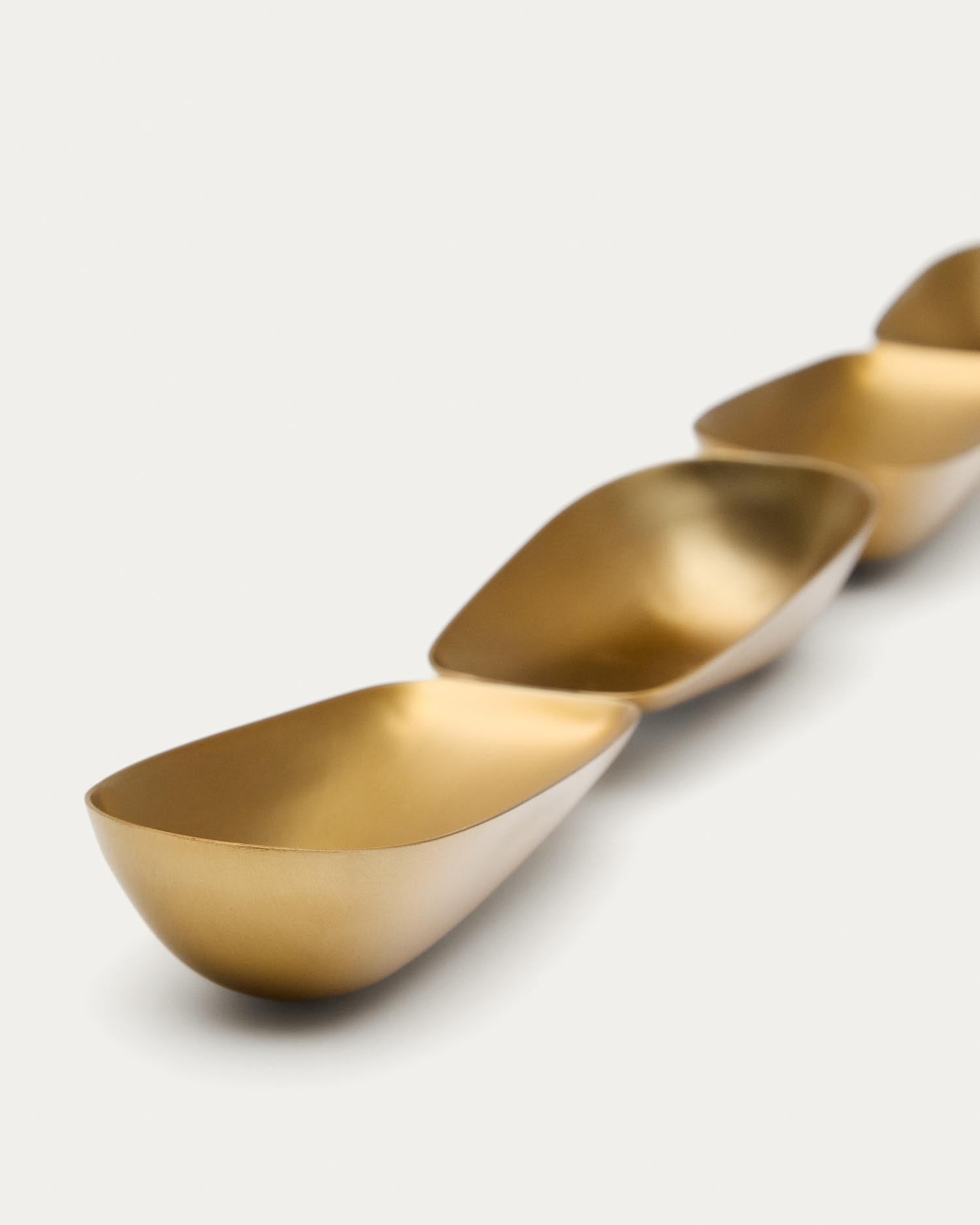 Stilvolle 4 Schüsseln Aruc aus goldfarbenem Edelstahl, perfekt für jede Gelegenheit. Langlebig, elegant und vielseitig einsetzbar.