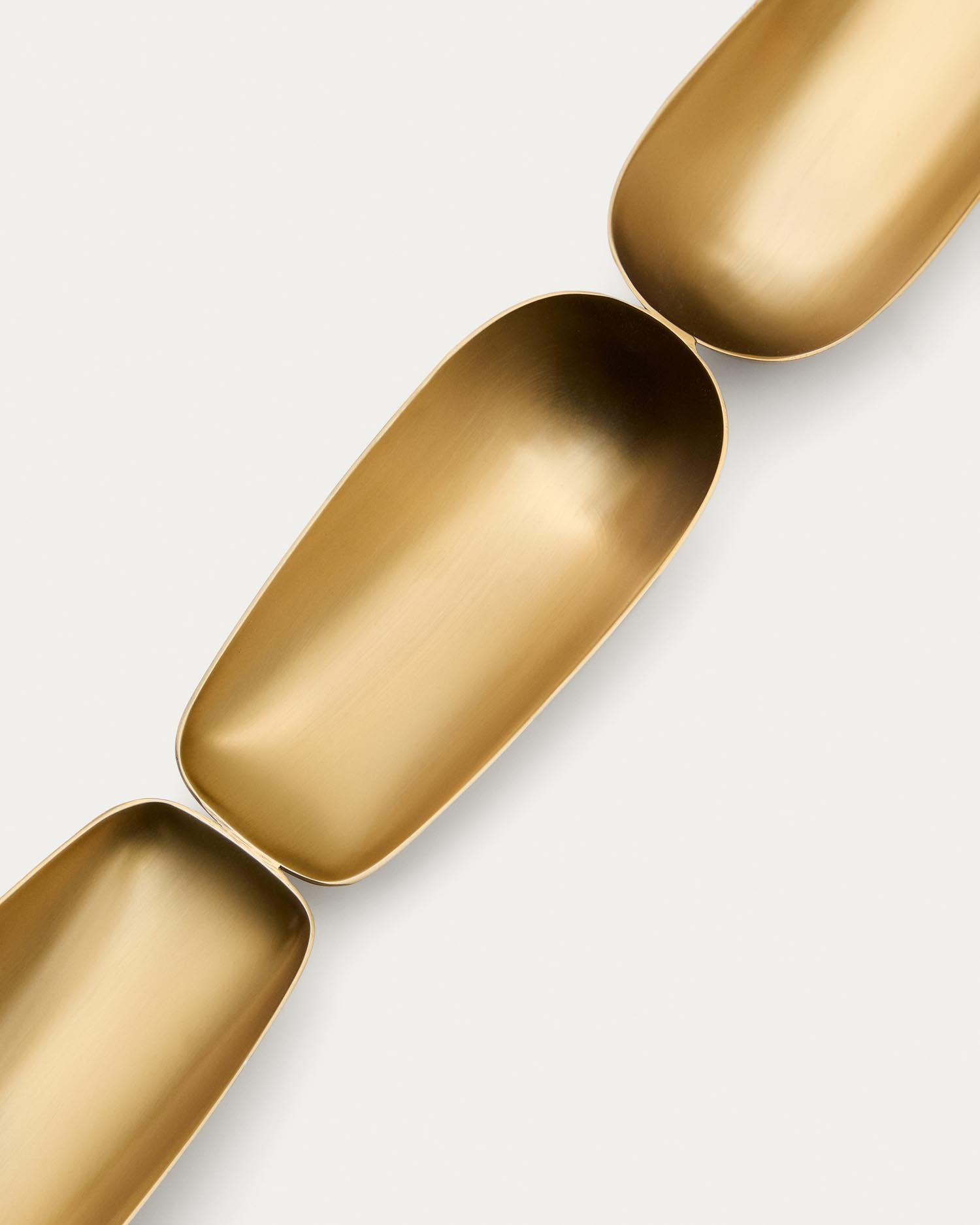 Elegante, goldene Edelstahl-Schüsseln von Kave Home: Funktional, stilvoll und langlebig für jeden Anlass.