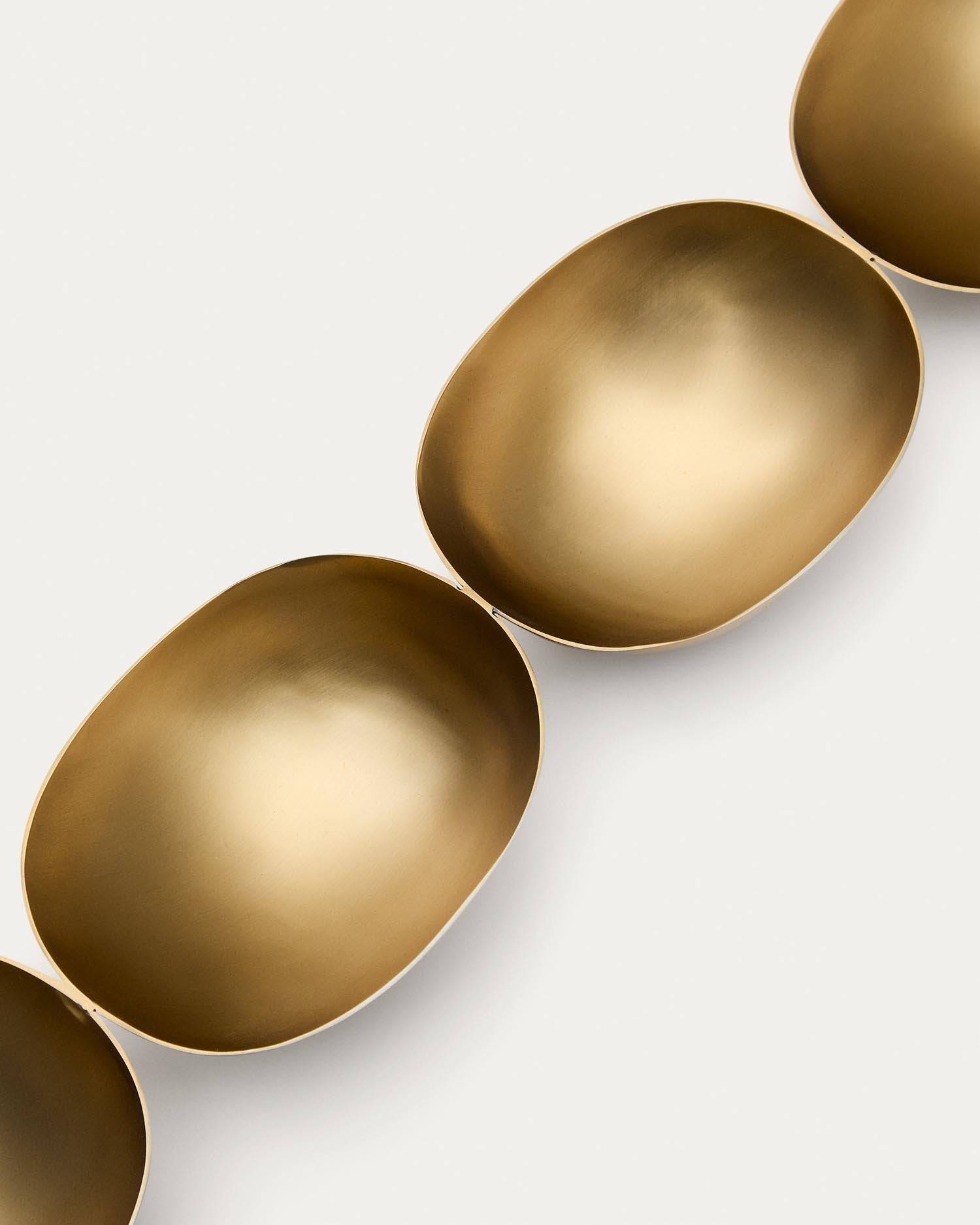 Elegantes Set aus vier goldfarbenen Edelstahlschüsseln von Kave Home, ideal für stilvolle Tischdekoration und Präsentation.