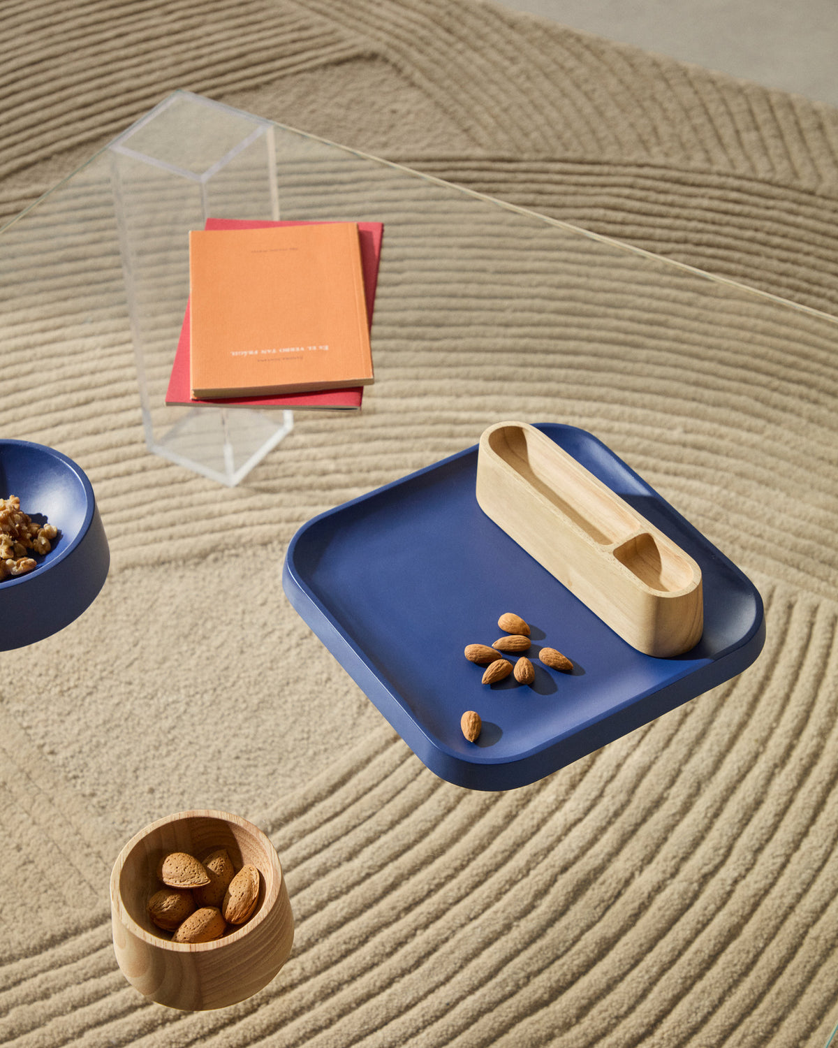 Set Bletz aus Vorspeisentellern aus Akazienholz mit natürlichem und blauem Finish FSC 100% in Dunkelblau präsentiert im Onlineshop von KAQTU Design AG. Teller ist von Kave Home