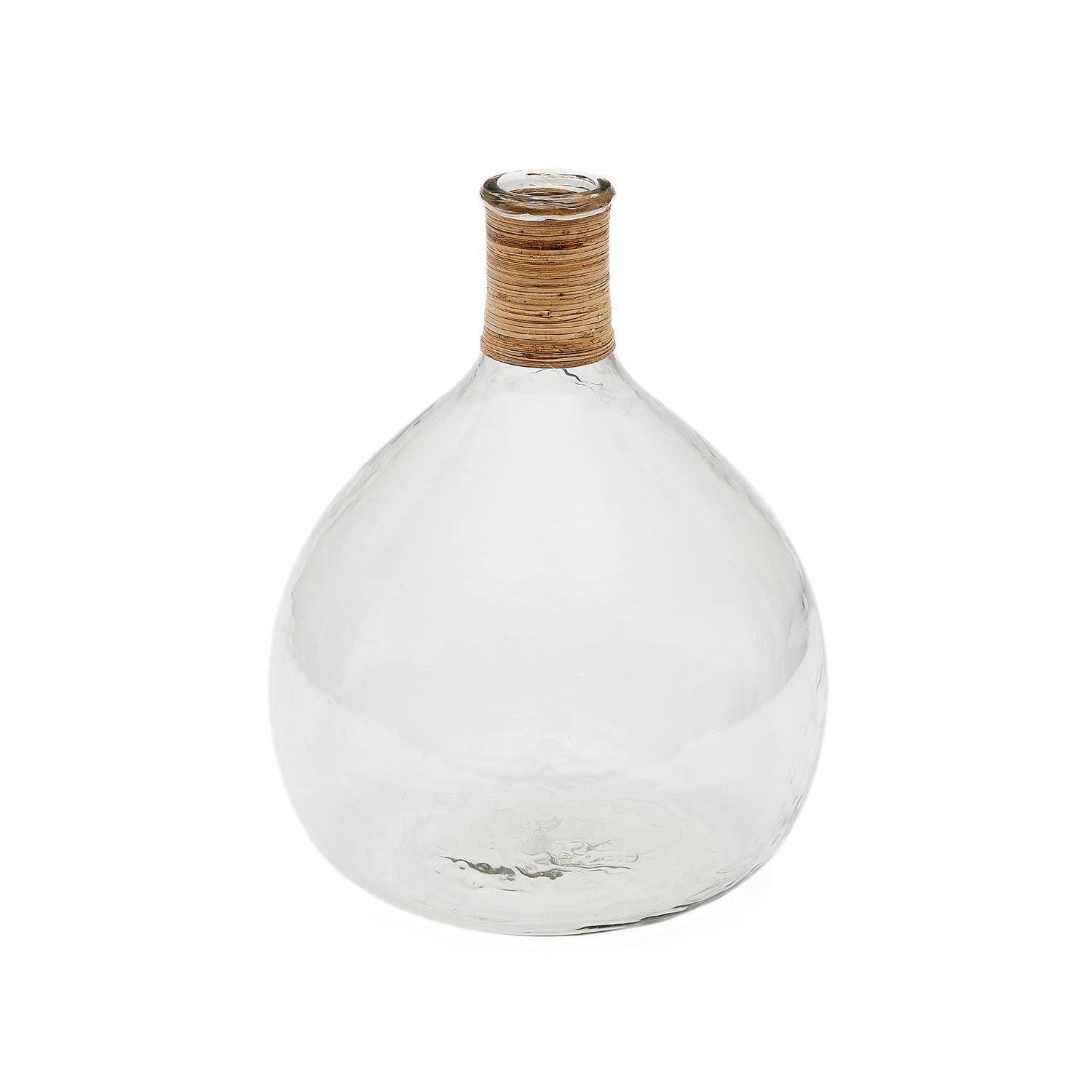 Serlina Vase aus Rattan und transparentem Recyclingglas 37 cm in Klar präsentiert im Onlineshop von KAQTU Design AG. Vase ist von Kave Home