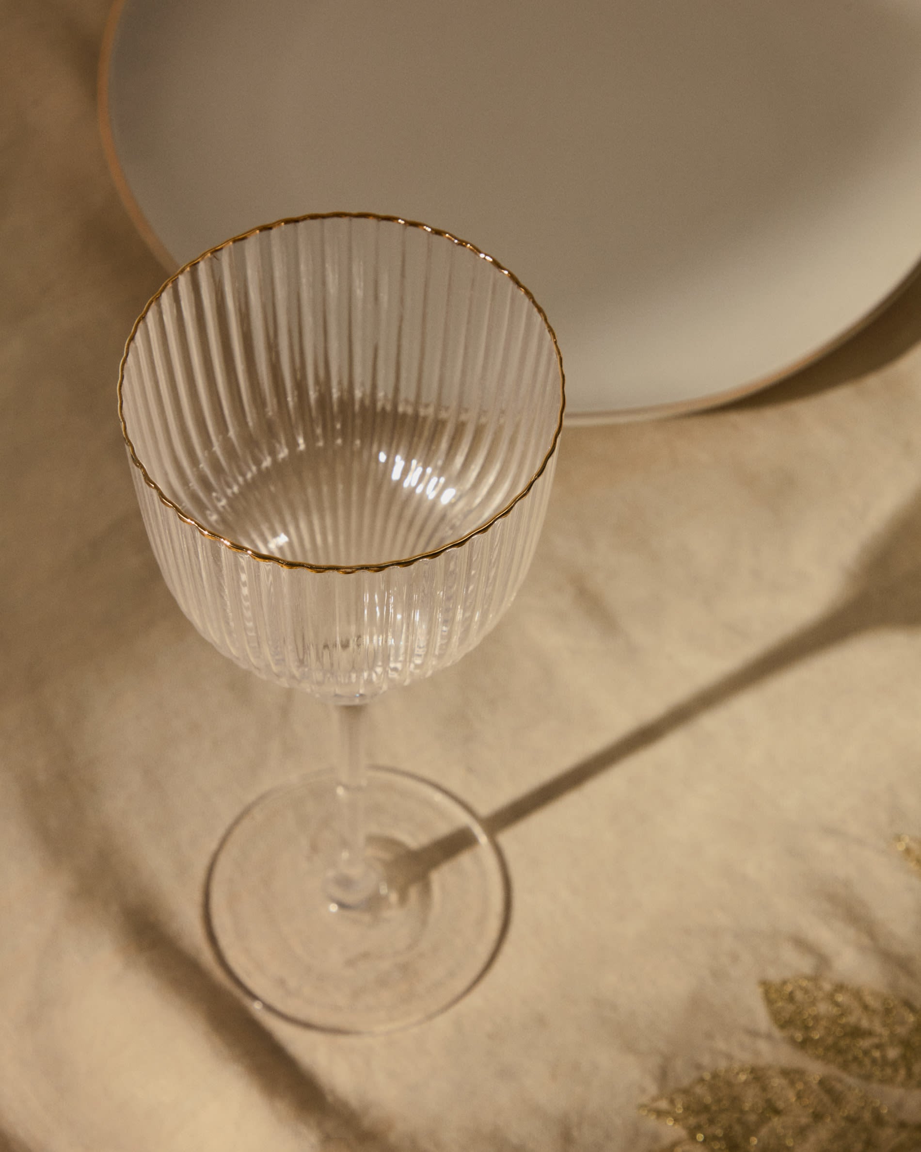 Elegantes Weinglas Ayan aus Klarglas mit feinem vergoldetem Akzent, 33 cl, ideal für stilvollen Genuss.