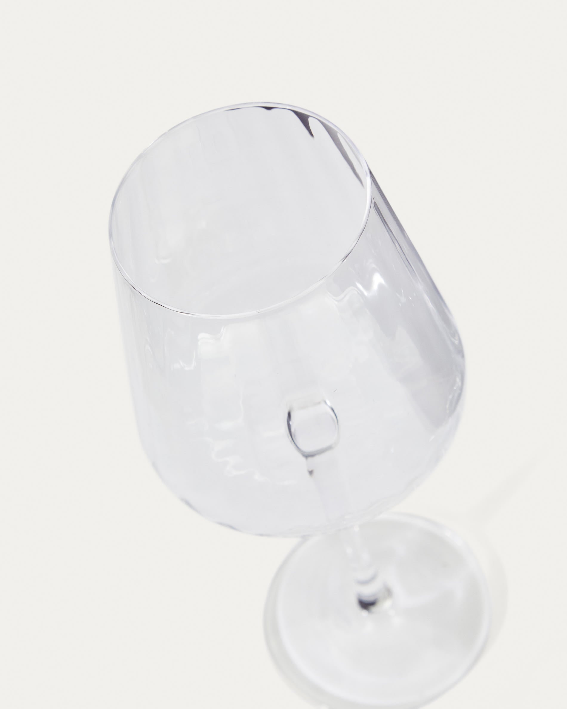 Entdecken Sie das elegante Weinglas Mimba von Kave Home, 74 cl, aus hochwertigem Klarglas – perfekt für stilvolle Tischkultur und genussvolle Weinabende.