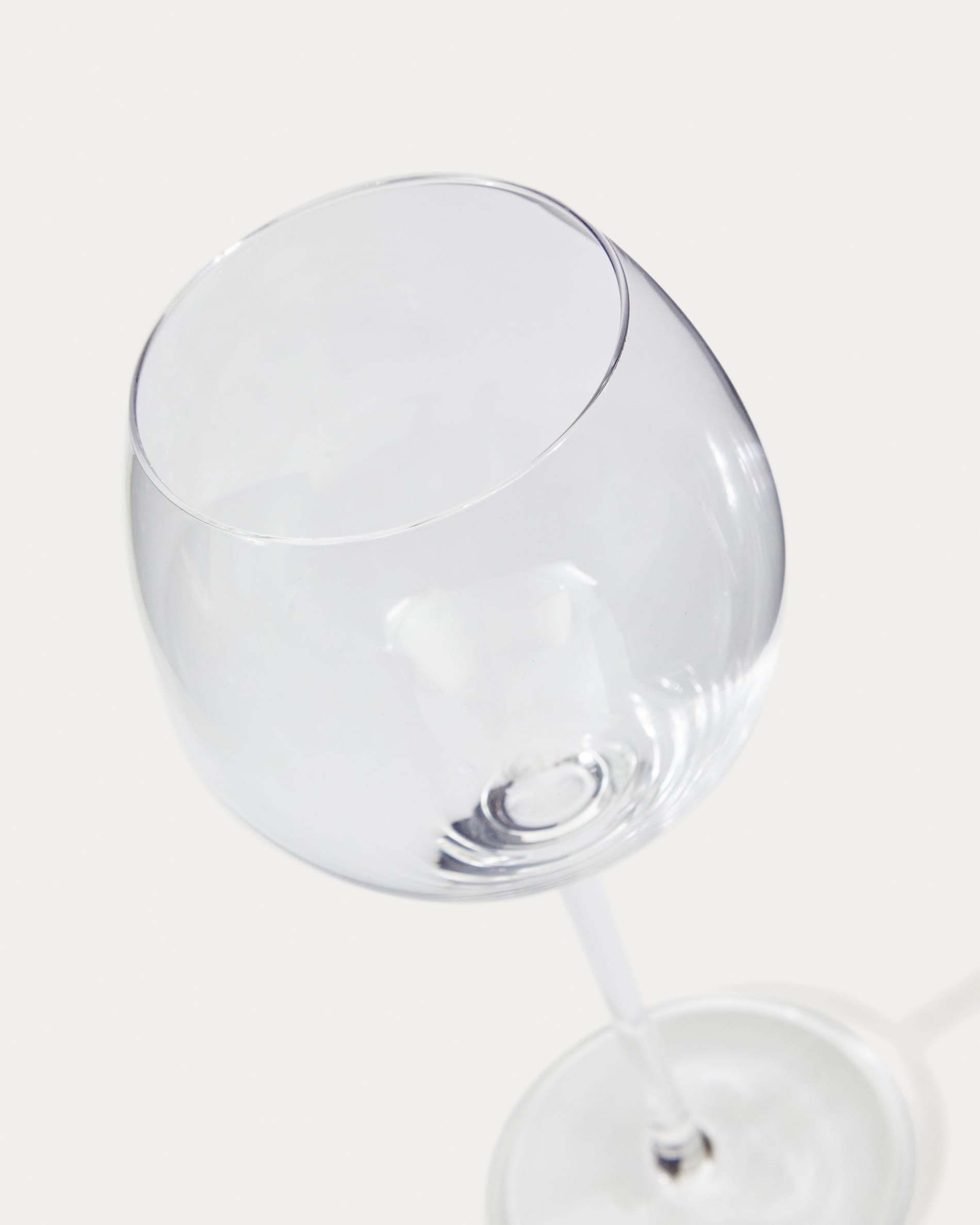 Entdecken Sie das Weinglas Altira von Kave Home: 50 cl, aus klarem Glas, vereint Eleganz und Funktionalität für jeden Anlass.