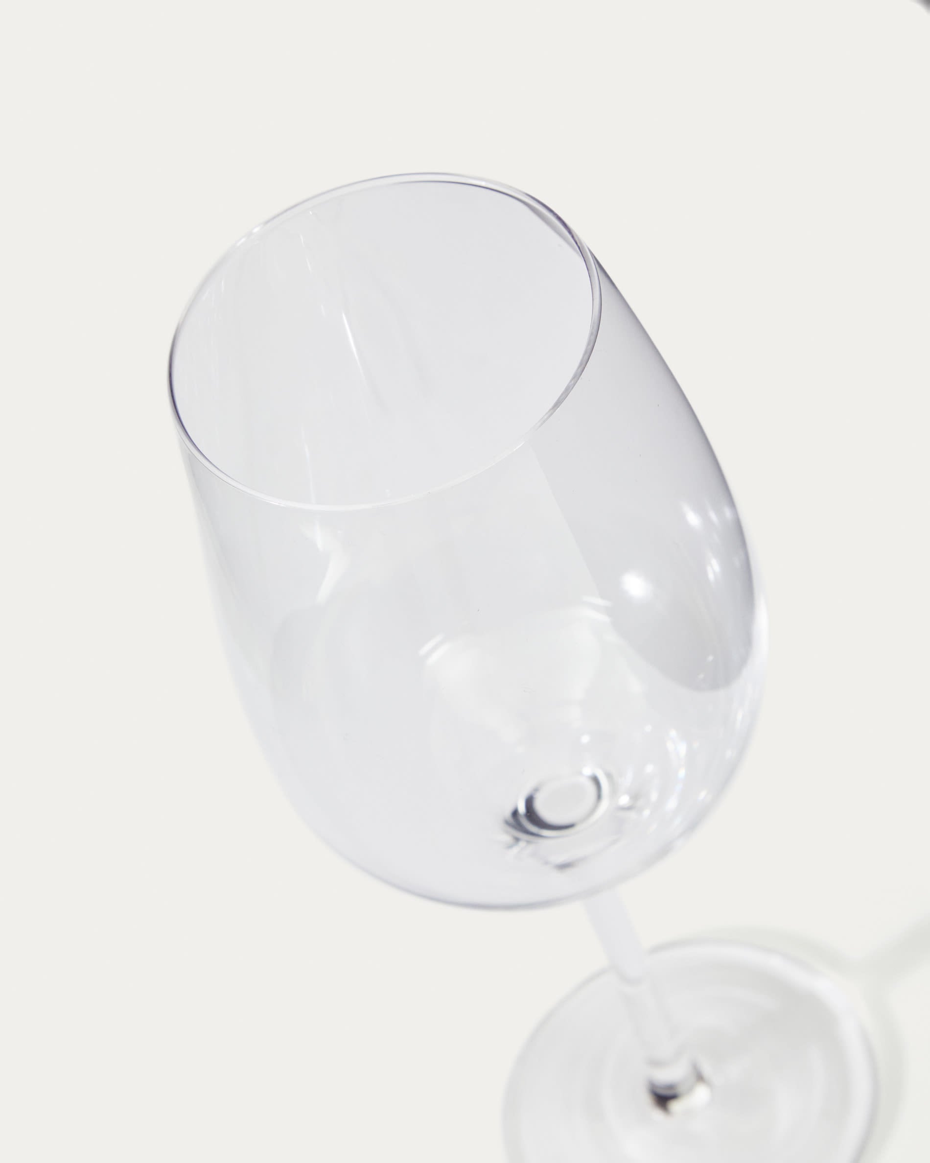 Das elegante Altira Weinglas von Kave Home (52 cl) aus Klarglas bringt Stil und Aromenvielfalt in jedes Wein-Erlebnis.