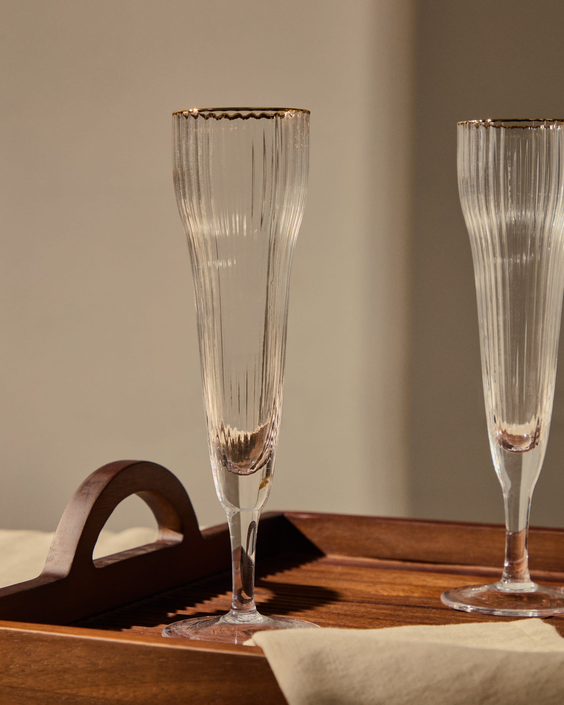 Das Sektglas Ayan aus Klarglas mit goldfarbenem Detail, 19 cl, vereint Eleganz und Stil für besondere Momente und edle Tischdekoration.
