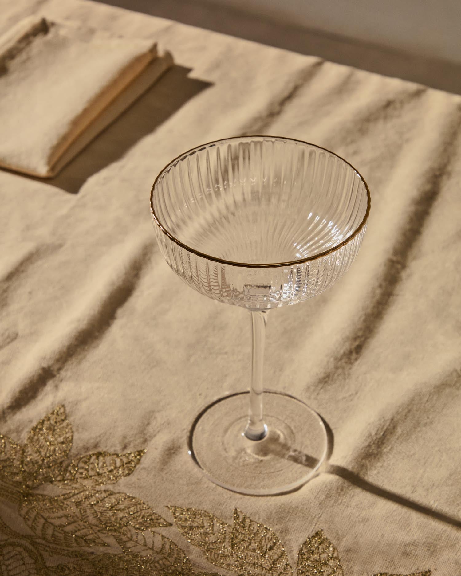 Elegantes Sektglas Ayan aus Klarglas mit goldfarbenem Rand, 28 cl, ideal für stilvolle Anlässe und luxuriöse Tischdekoration.