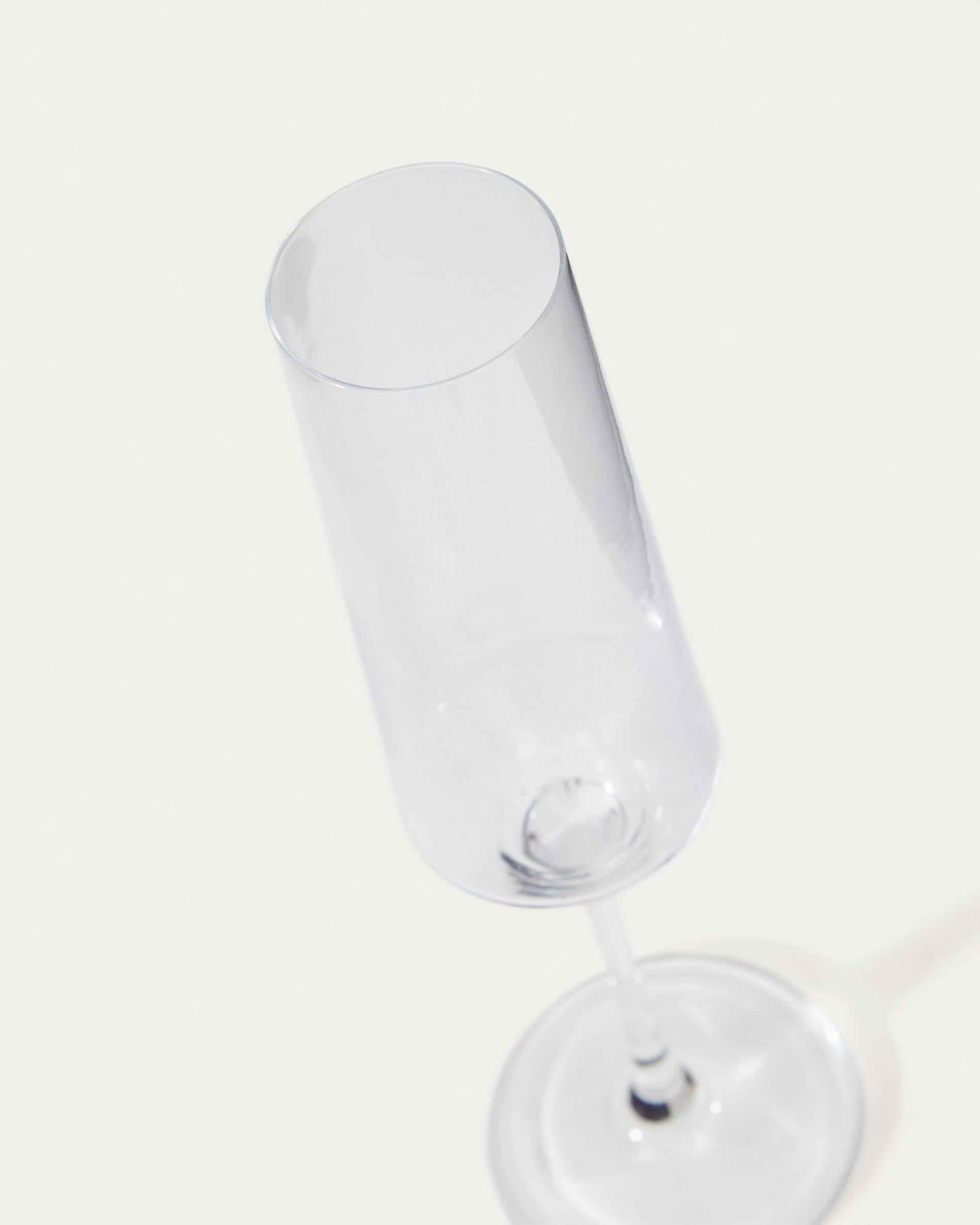 Elegantes Sektglas Kiro: 21 cl, facettiertes Design, robustes Klarglas, ideal für stilvolle Anlässe.