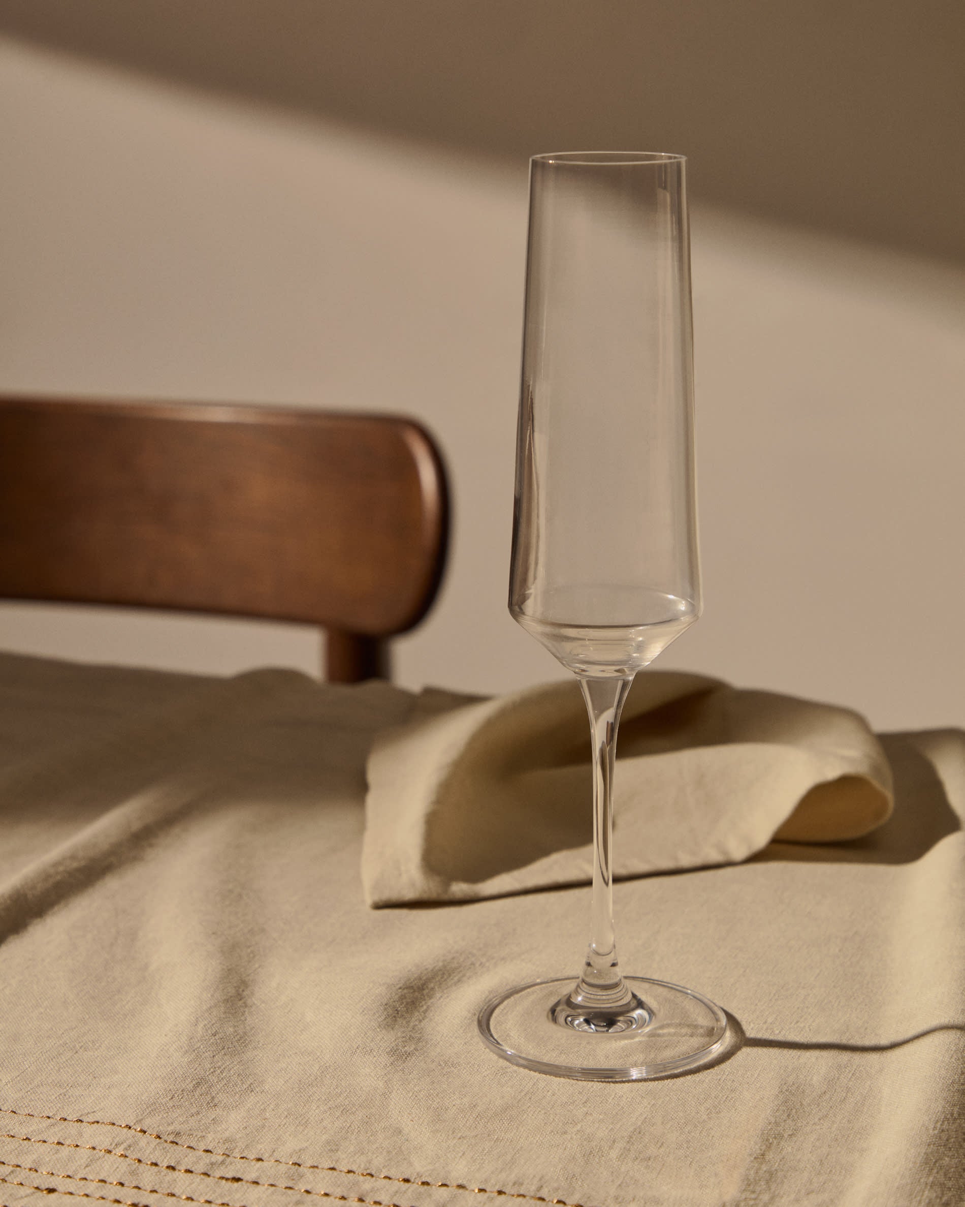 Elegantes Sektglas Kiro: 21 cl, facettiertes Design, robustes Klarglas, ideal für stilvolle Anlässe.