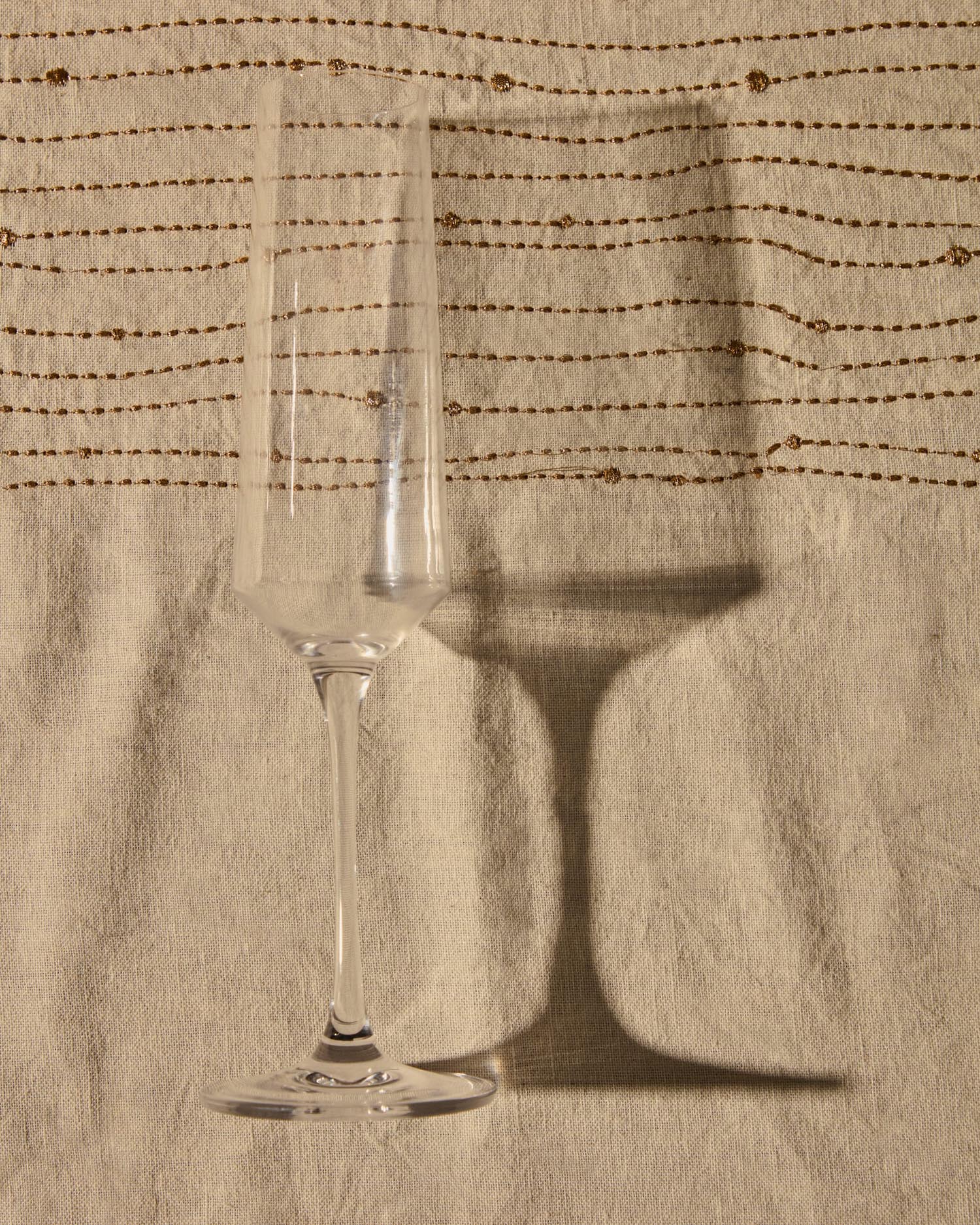 Das Sektglas Kiro von Kave Home, 21 cl, aus klarem Glas, vereint Eleganz und Funktionalität für besondere Momente.