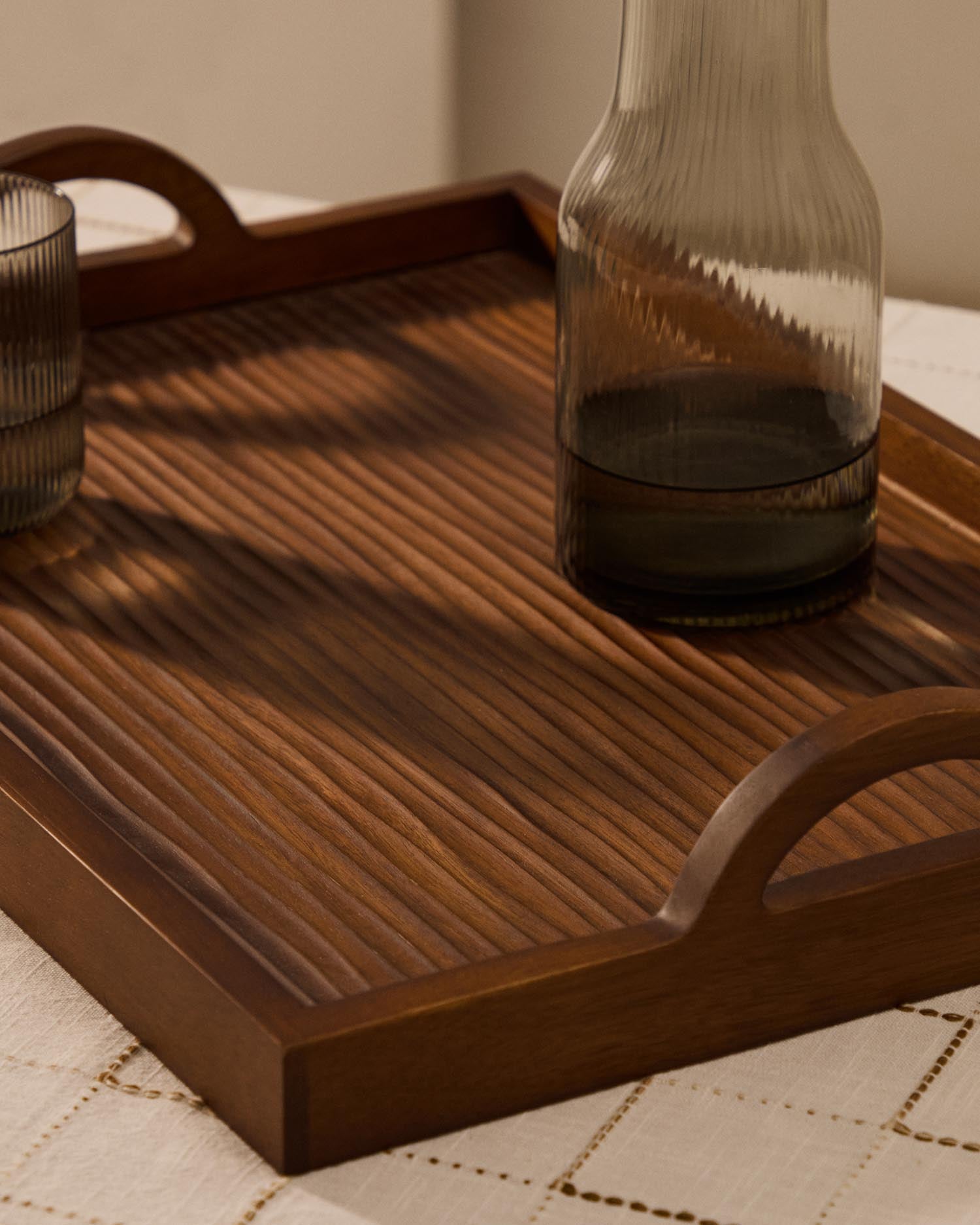 Tablett Rommu aus Akazienholz FSC 100% in Braun präsentiert im Onlineshop von KAQTU Design AG. Tablett ist von Kave Home